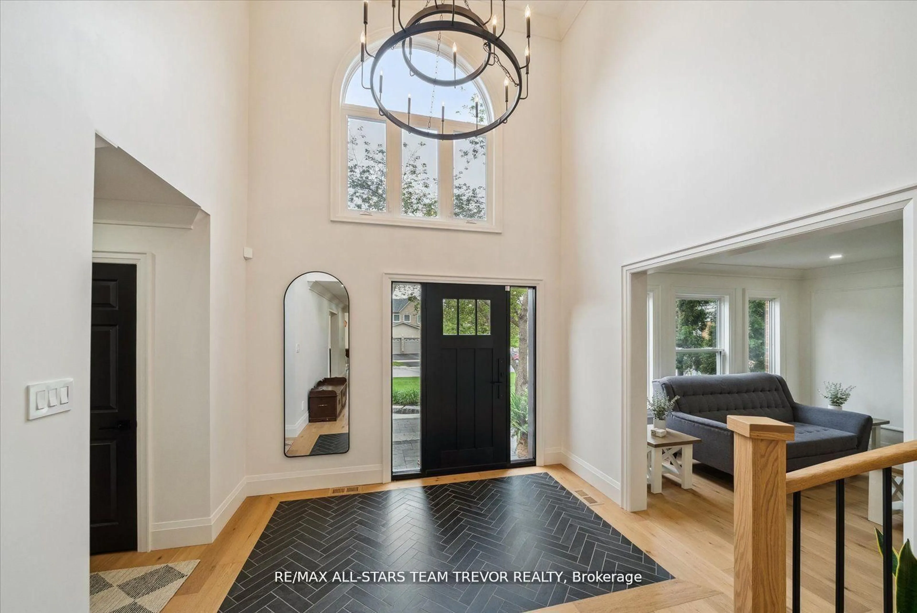 Indoor entryway for 144 Natanya Blvd, Georgina Ontario L4P 3N2