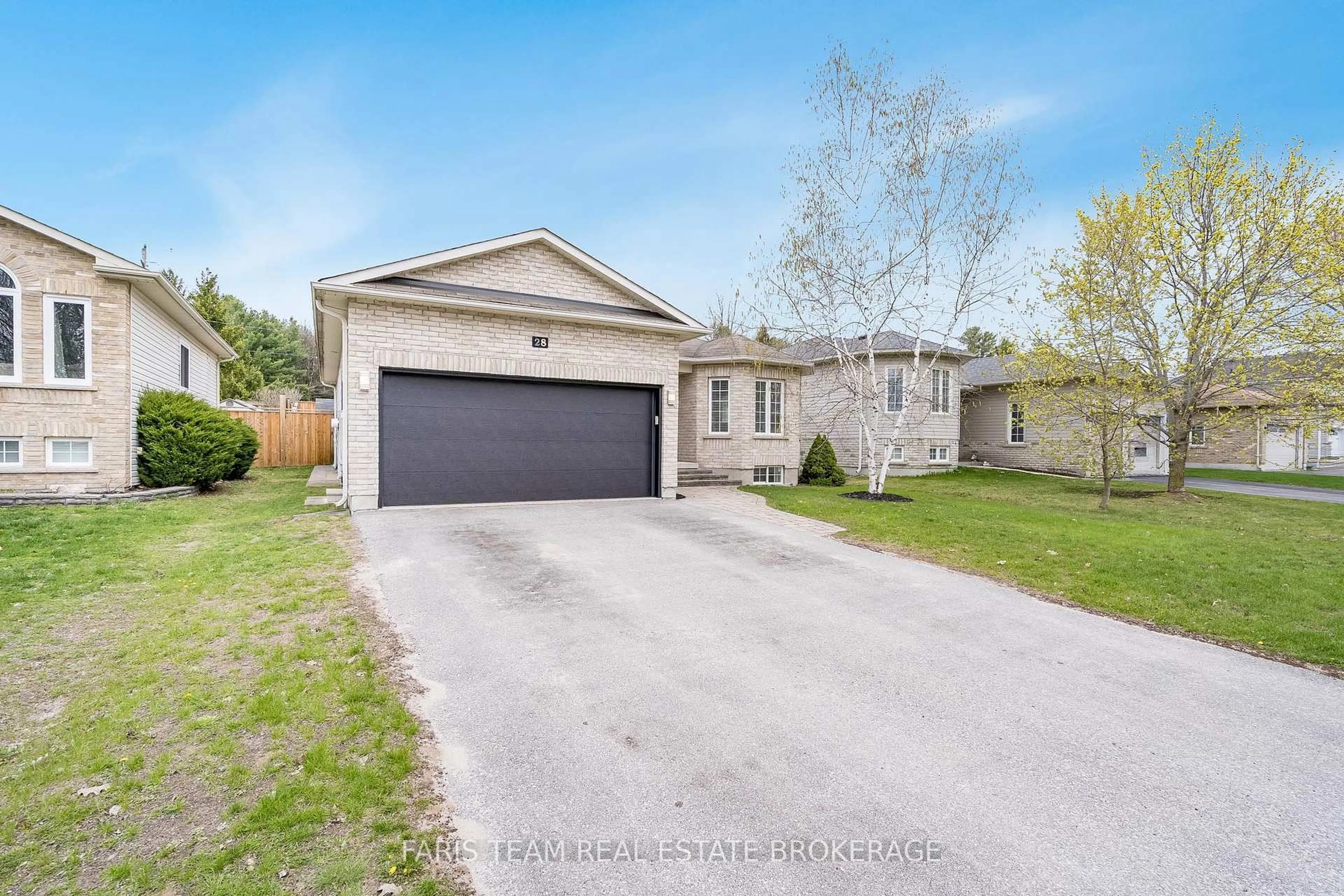 A pic from outside/outdoor area/front of a property/back of a property/a pic from drone, street for 28 Stonemount Cres, Essa Ontario L0M 1B4
