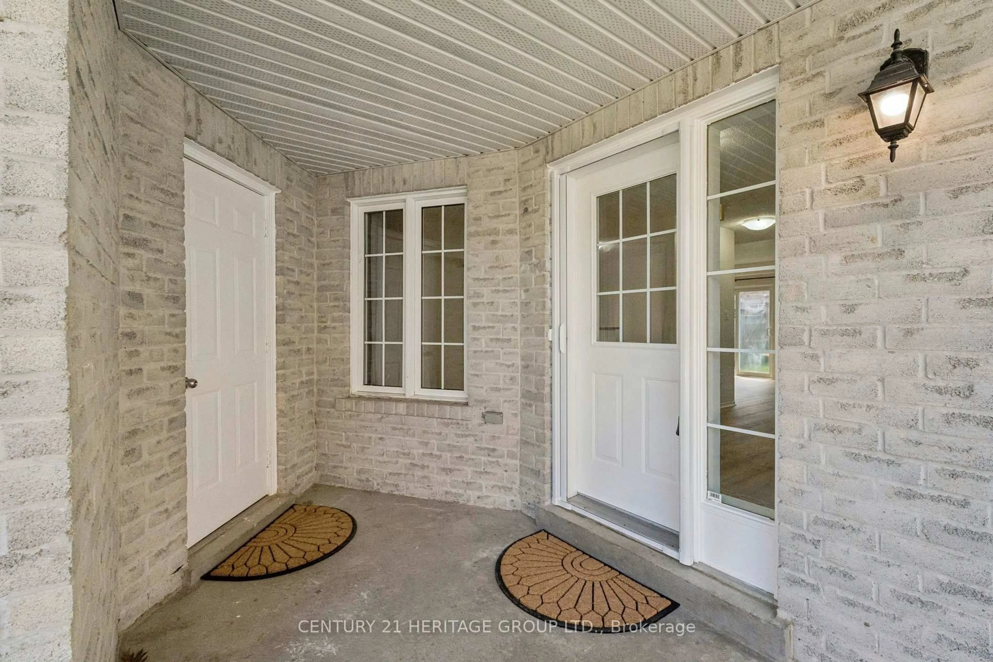 Indoor entryway for 1438 Forest St, Innisfil Ontario L9S 4Y3