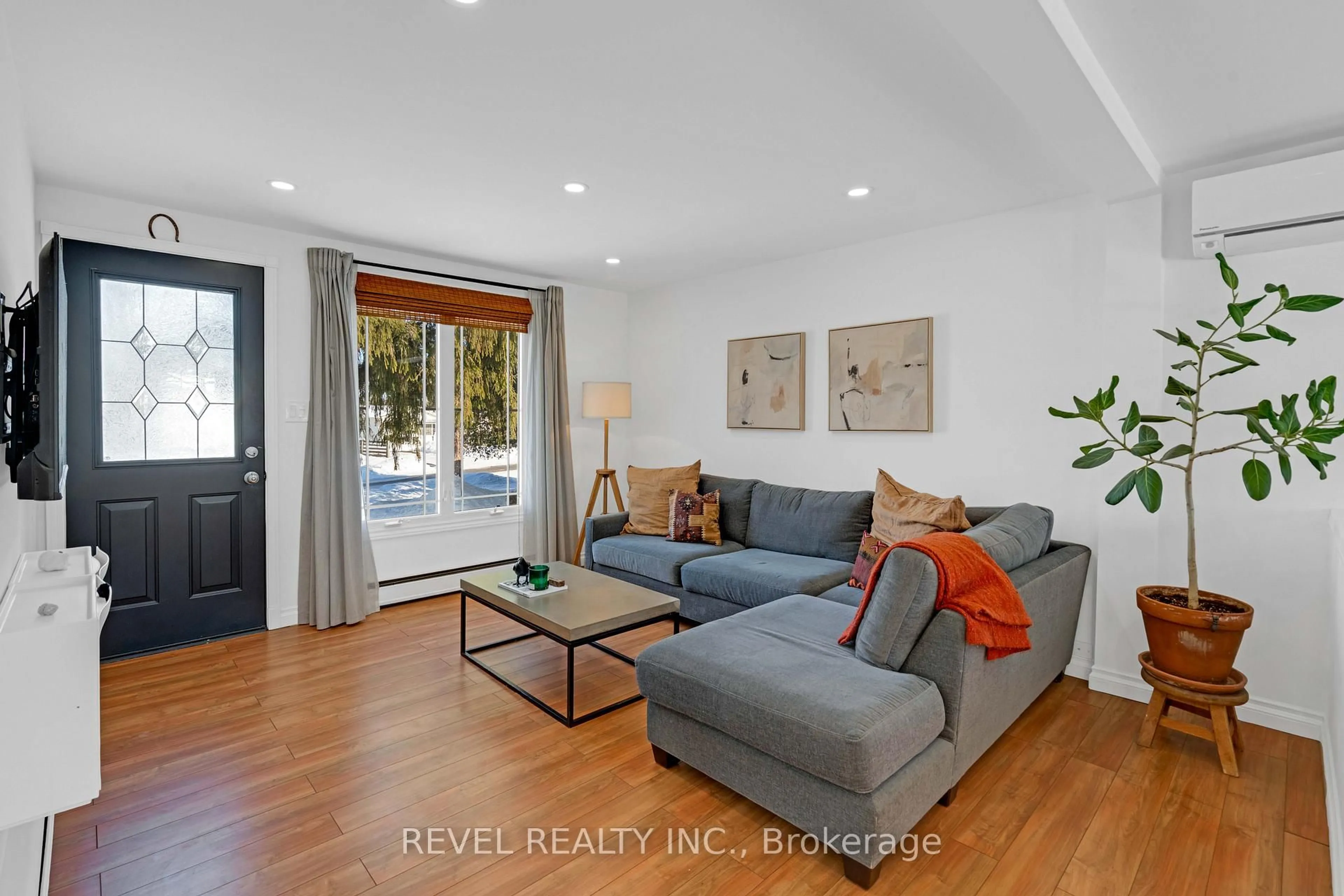 Living room with furniture, unknown for 29 Greenaway St, New Tecumseth Ontario L0G 1W0