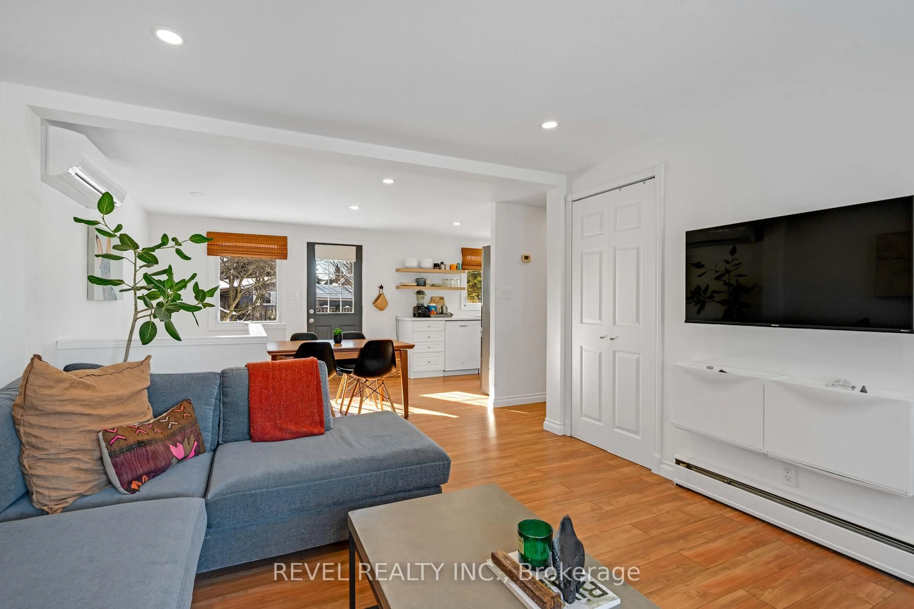 Living room with furniture, unknown for 29 Greenaway St, New Tecumseth Ontario L0G 1W0