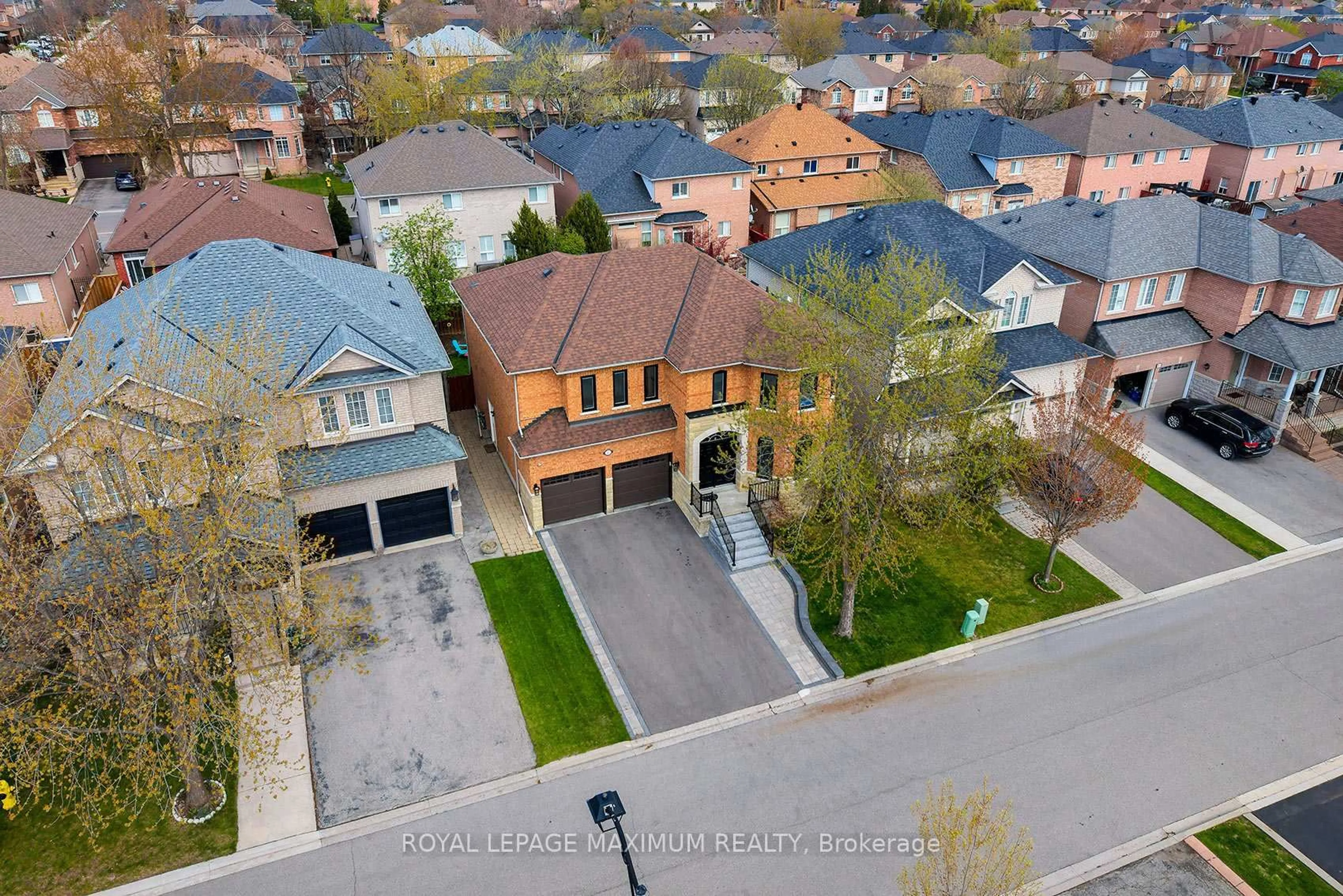 A pic from outside/outdoor area/front of a property/back of a property/a pic from drone, street for 41 Tavio Way, Vaughan Ontario L4H 1S1