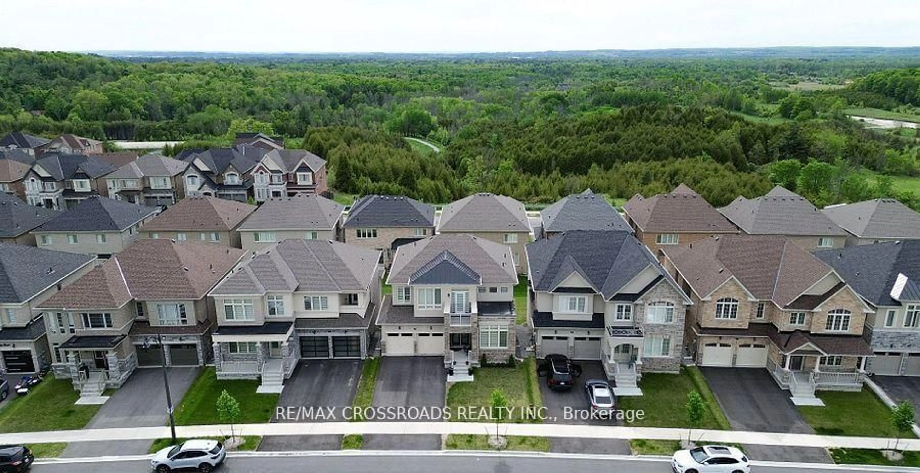 A pic from outside/outdoor area/front of a property/back of a property/a pic from drone, mountain view for 50 Carriage Shop Bend, East Gwillimbury Ontario L9N 0Y5