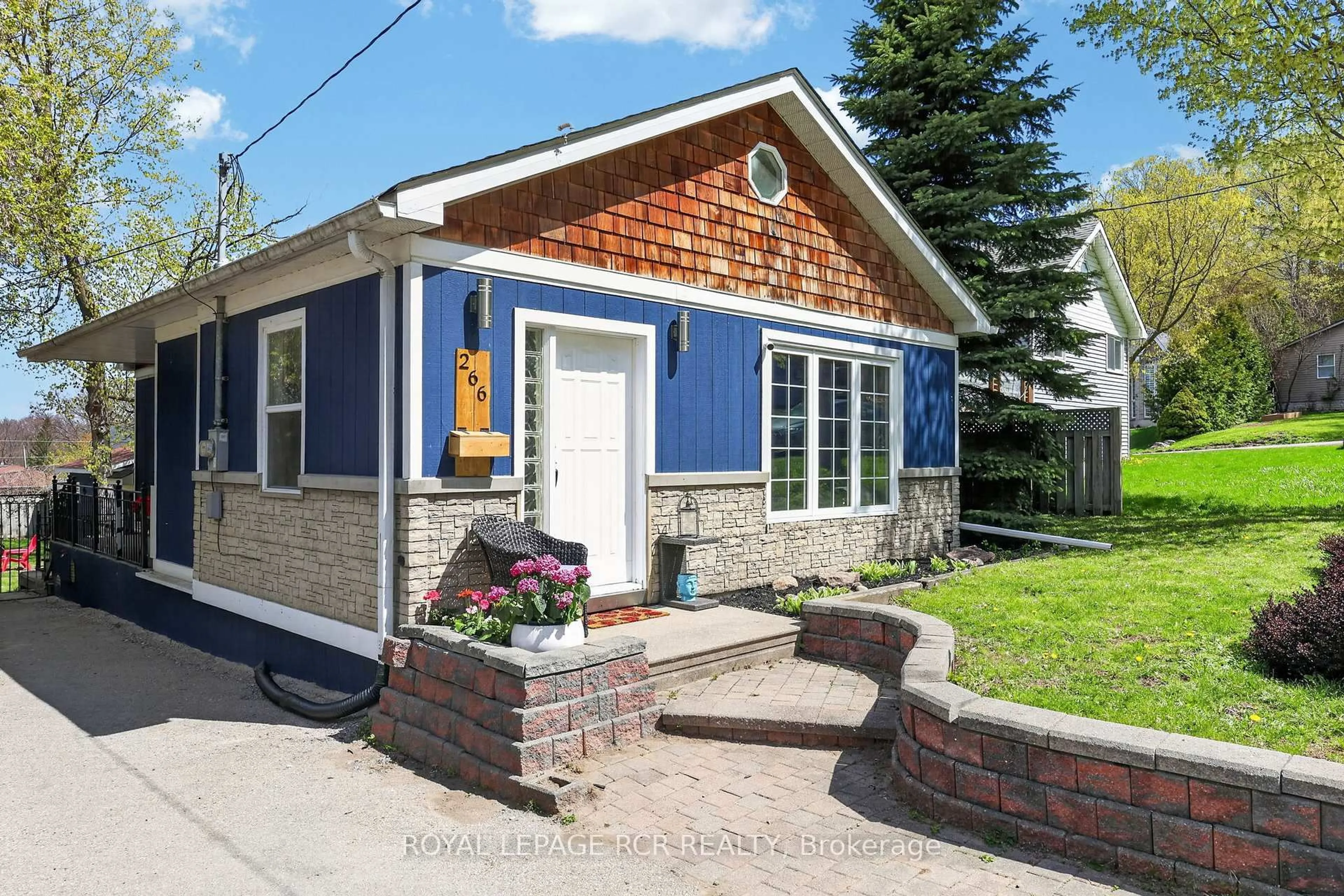 Home with brick exterior material, street for 266 Kenwood Ave, Georgina Ontario L4P 2X5