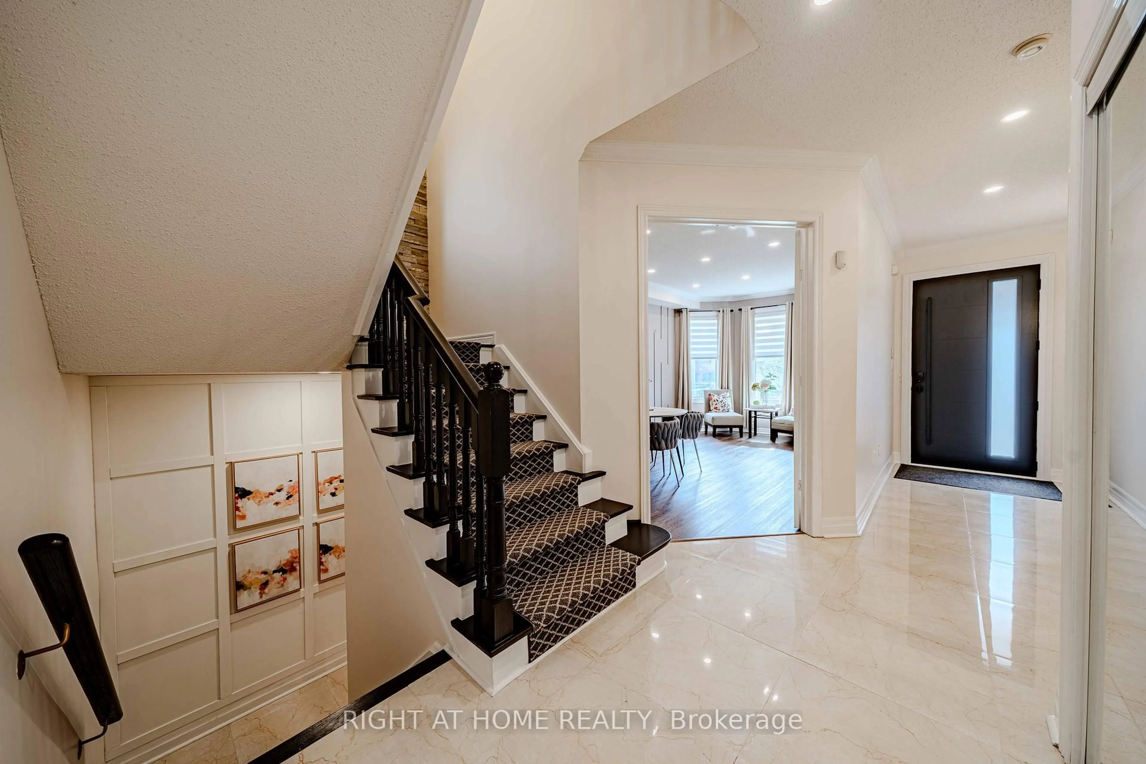 Indoor foyer for 111 Forecastle Rd, Vaughan Ontario L4K 5H9