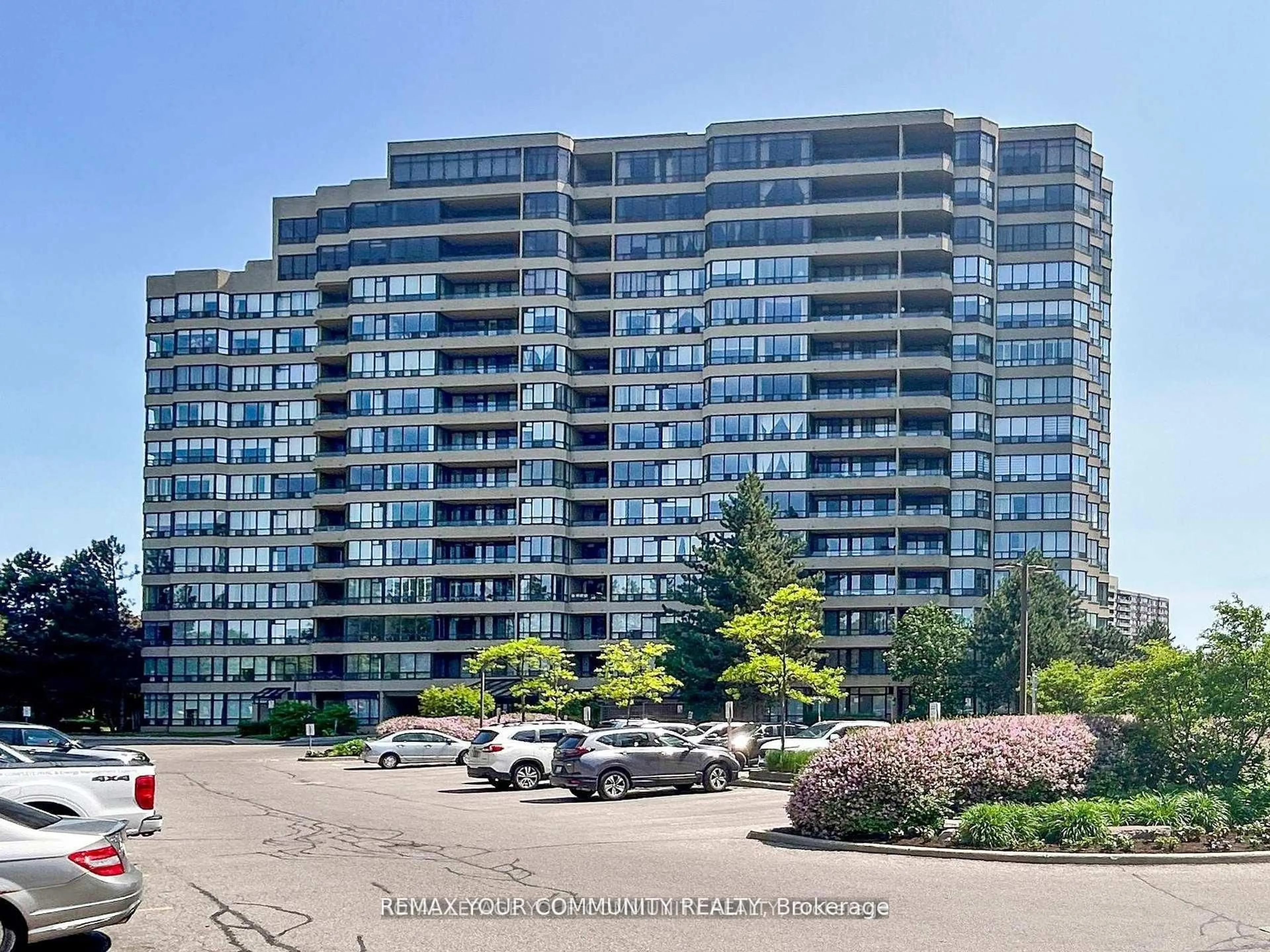 A pic from outside/outdoor area/front of a property/back of a property/a pic from drone, unknown for 32 Clarissa Dr #324, Richmond Hill Ontario L4C 9R7