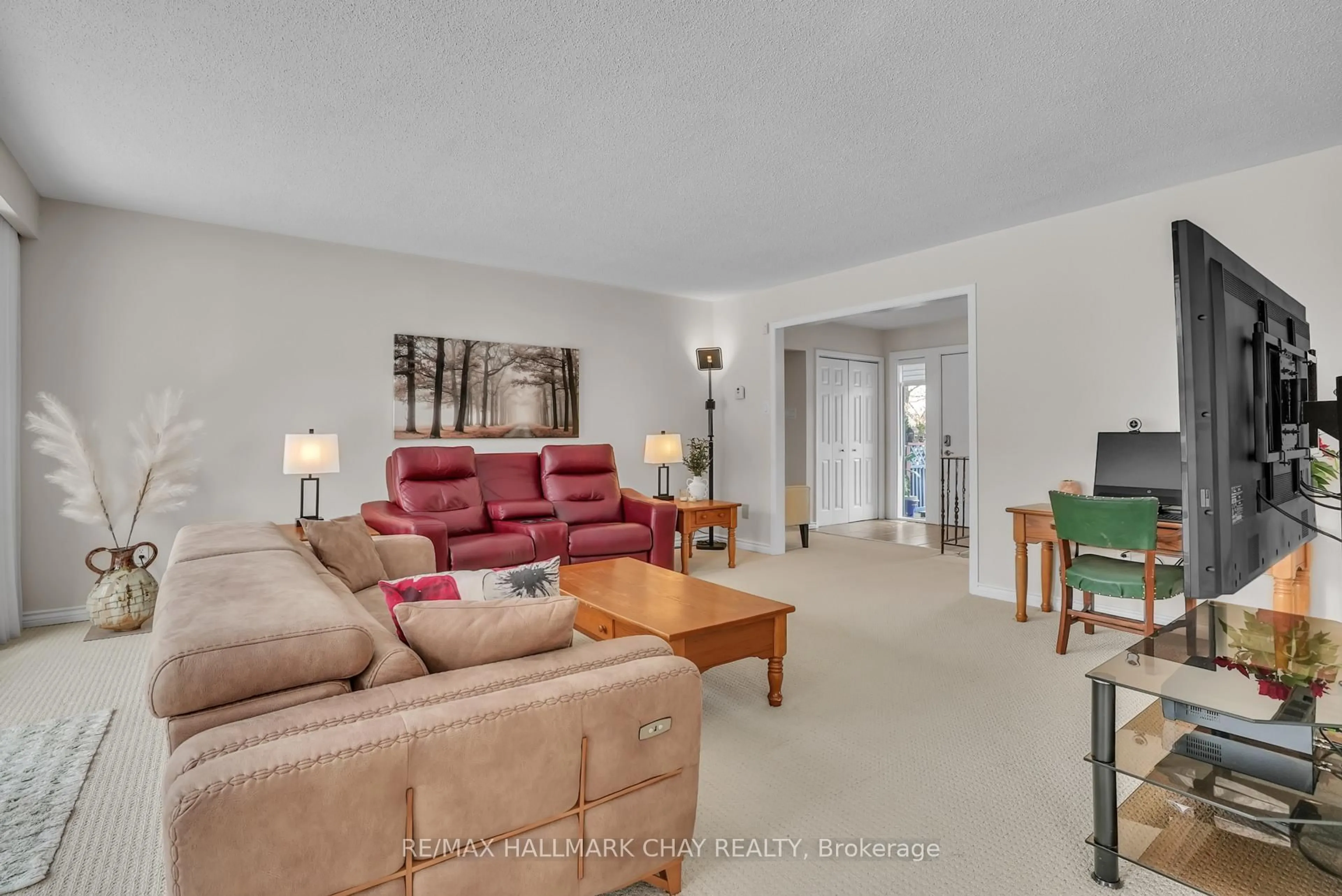 Living room with furniture, unknown for 25222 Park Rd, Georgina Ontario L0E 1R0