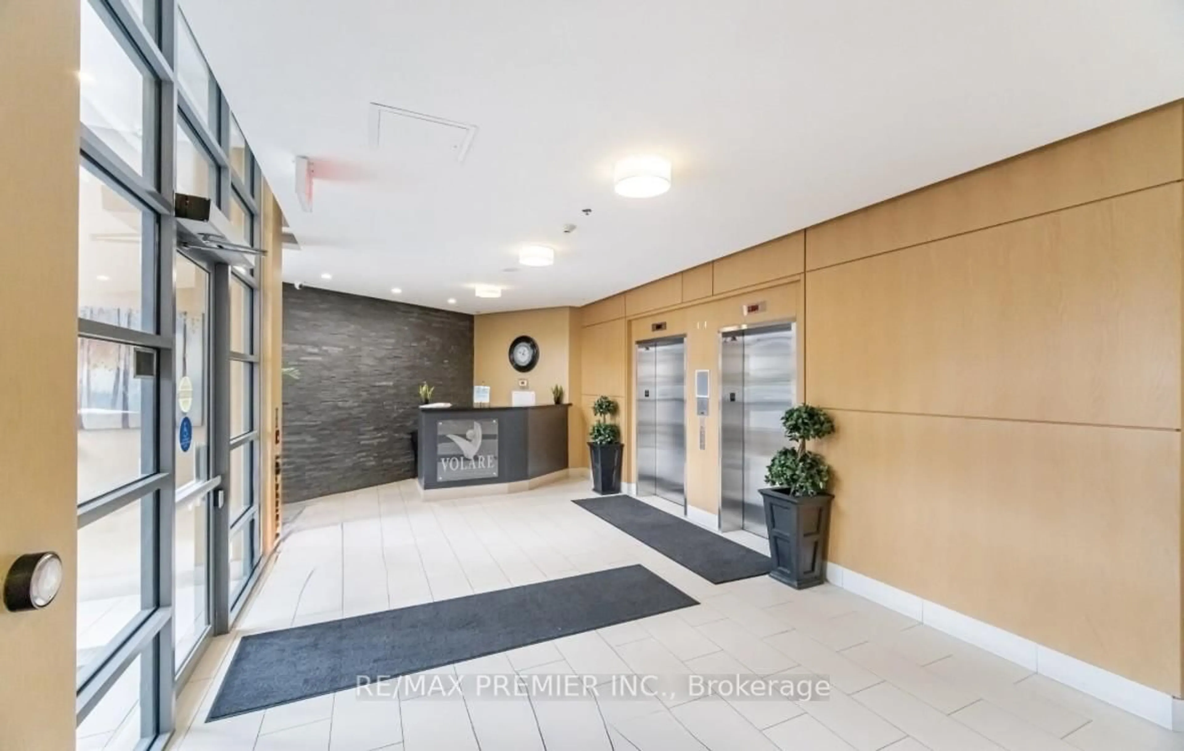 Indoor foyer for 7730 Kipling Ave #203, Vaughan Ontario L4L 1Y9