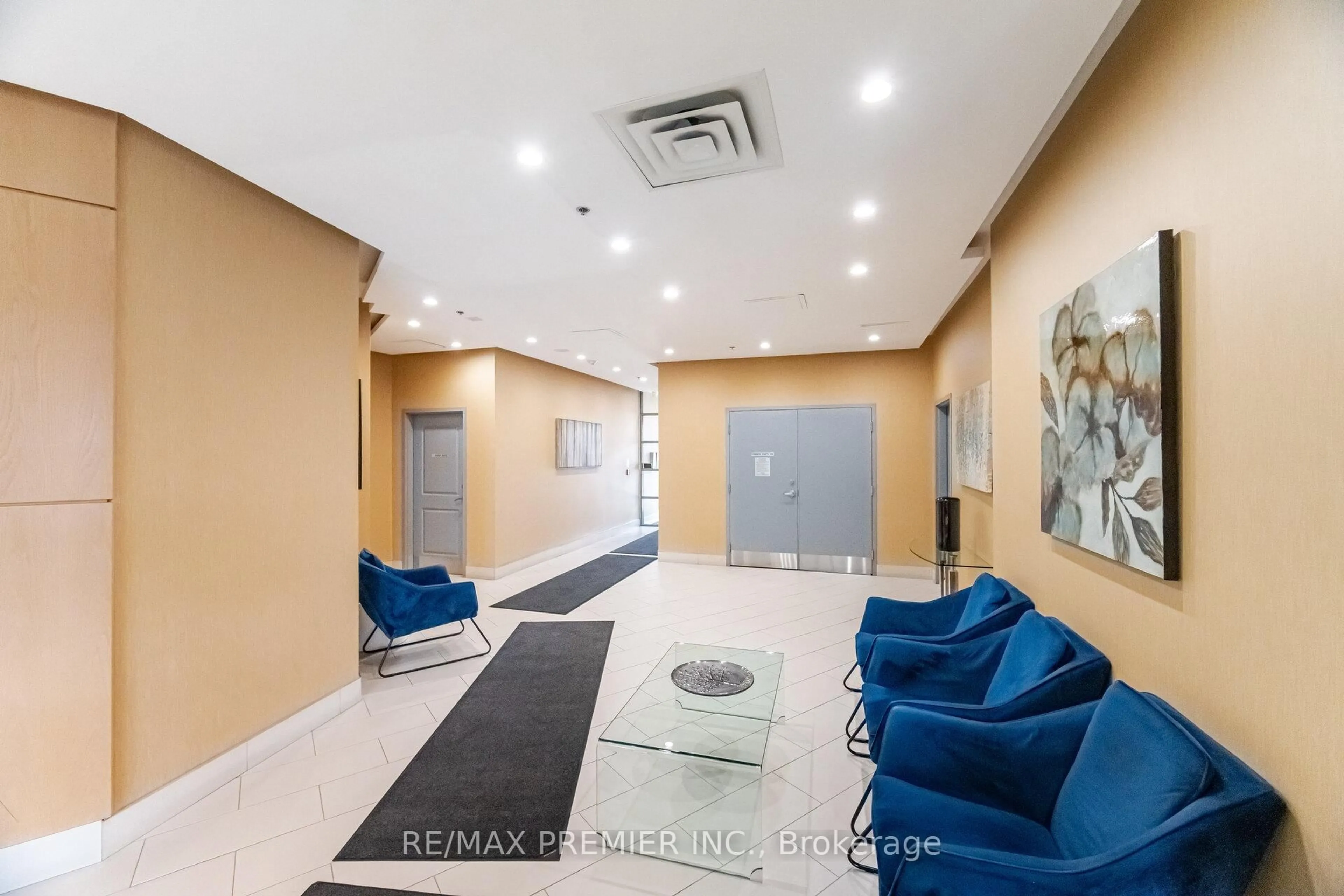 Indoor foyer for 7730 Kipling Ave #203, Vaughan Ontario L4L 1Y9
