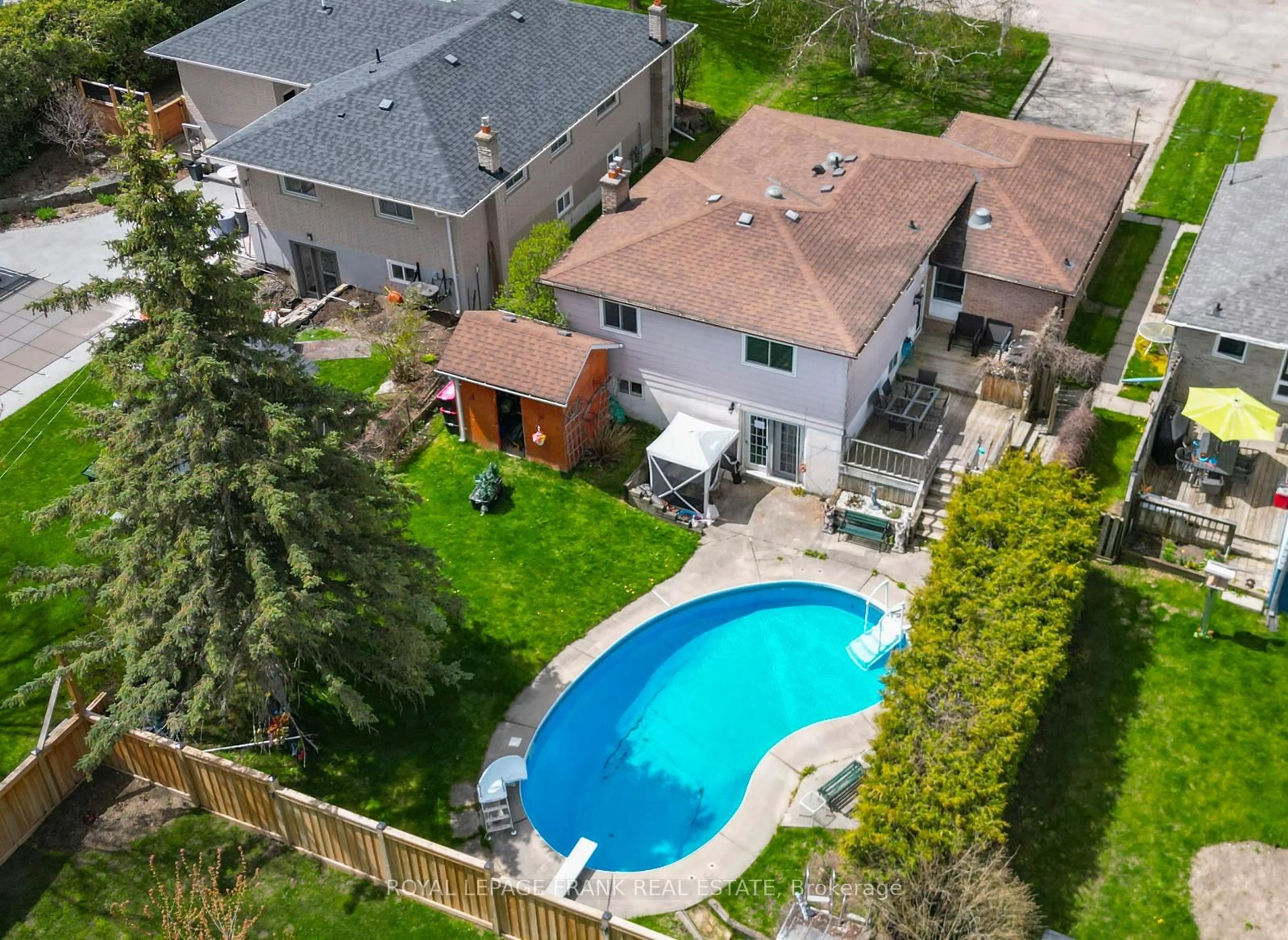 A pic from outside/outdoor area/front of a property/back of a property/a pic from drone, street for 87 Cedar St, Uxbridge Ontario L9P 1B2