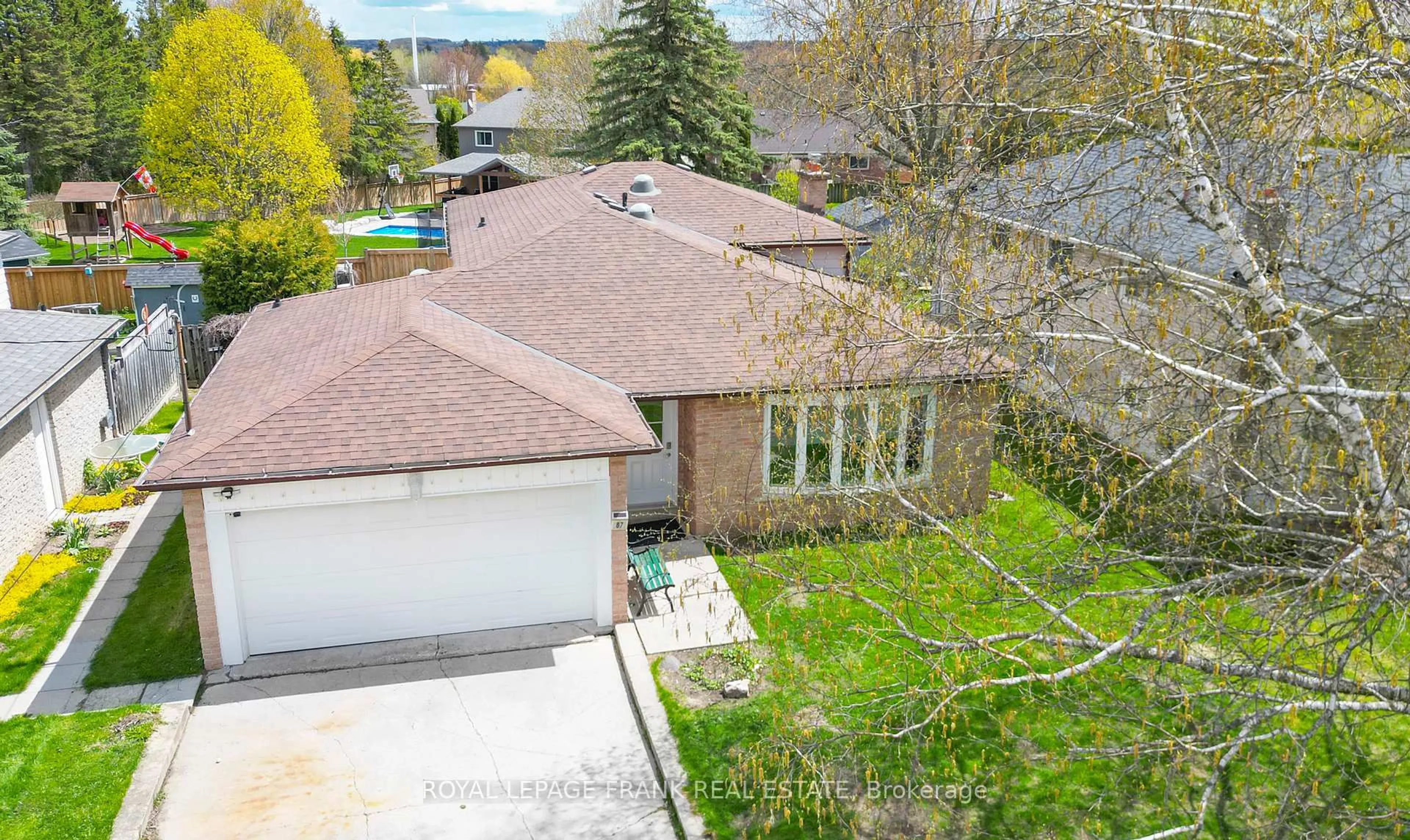 A pic from outside/outdoor area/front of a property/back of a property/a pic from drone, street for 87 Cedar St, Uxbridge Ontario L9P 1B2