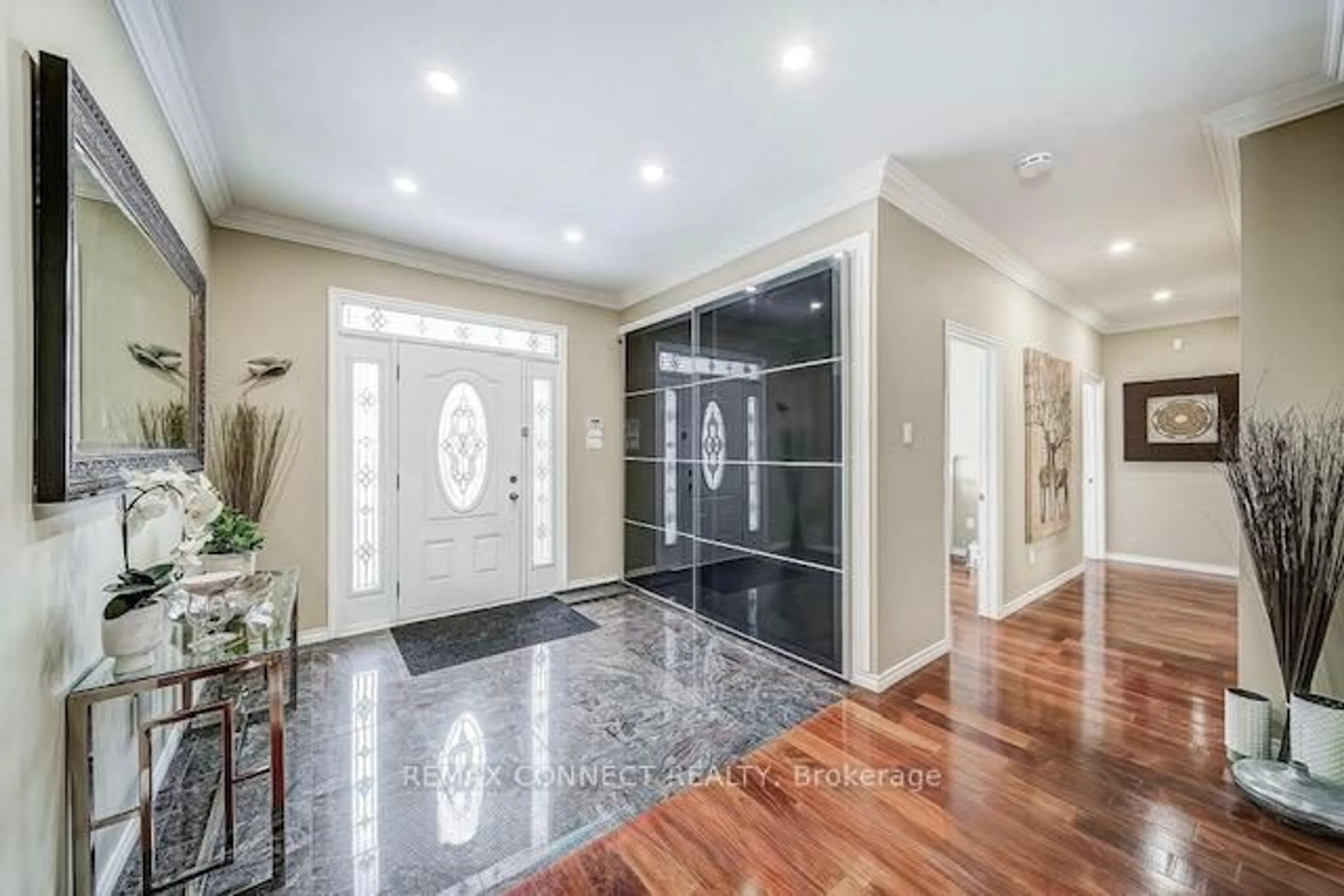 Indoor entryway for 46 Alexander Blvd, Georgina Ontario L0E 1L0
