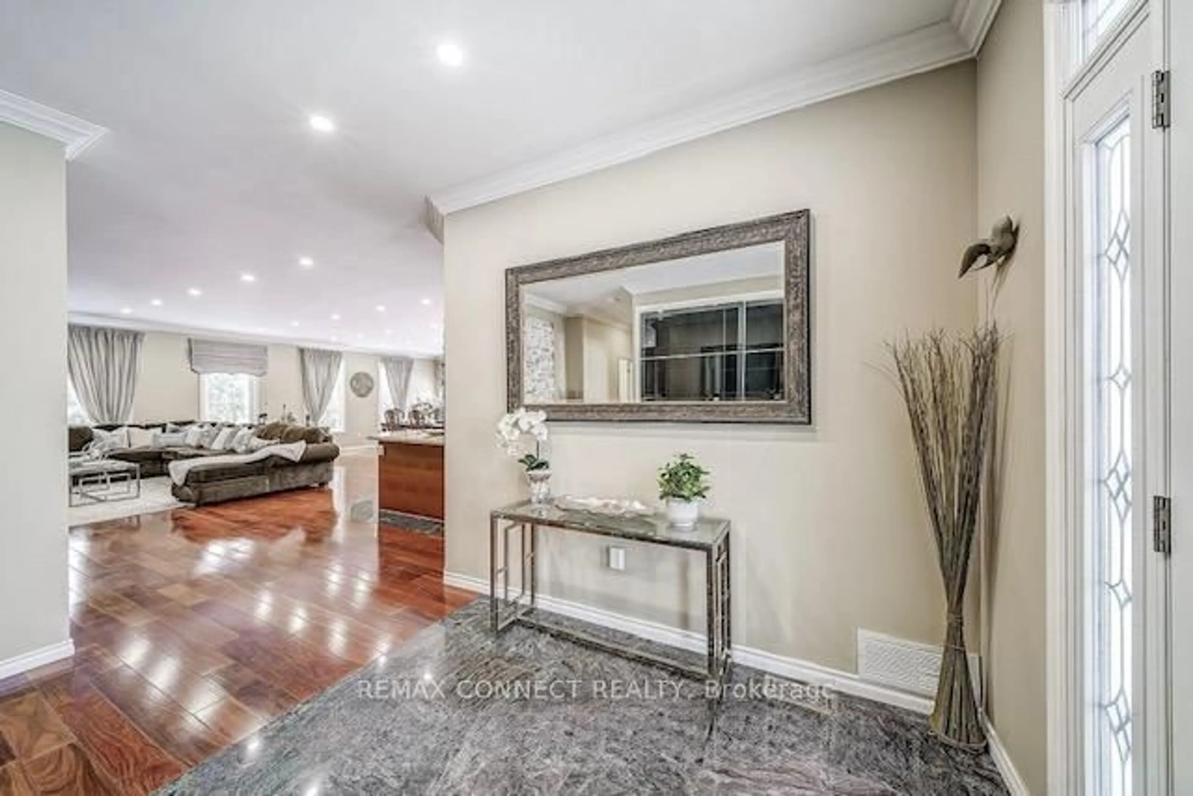 Indoor entryway for 46 Alexander Blvd, Georgina Ontario L0E 1L0