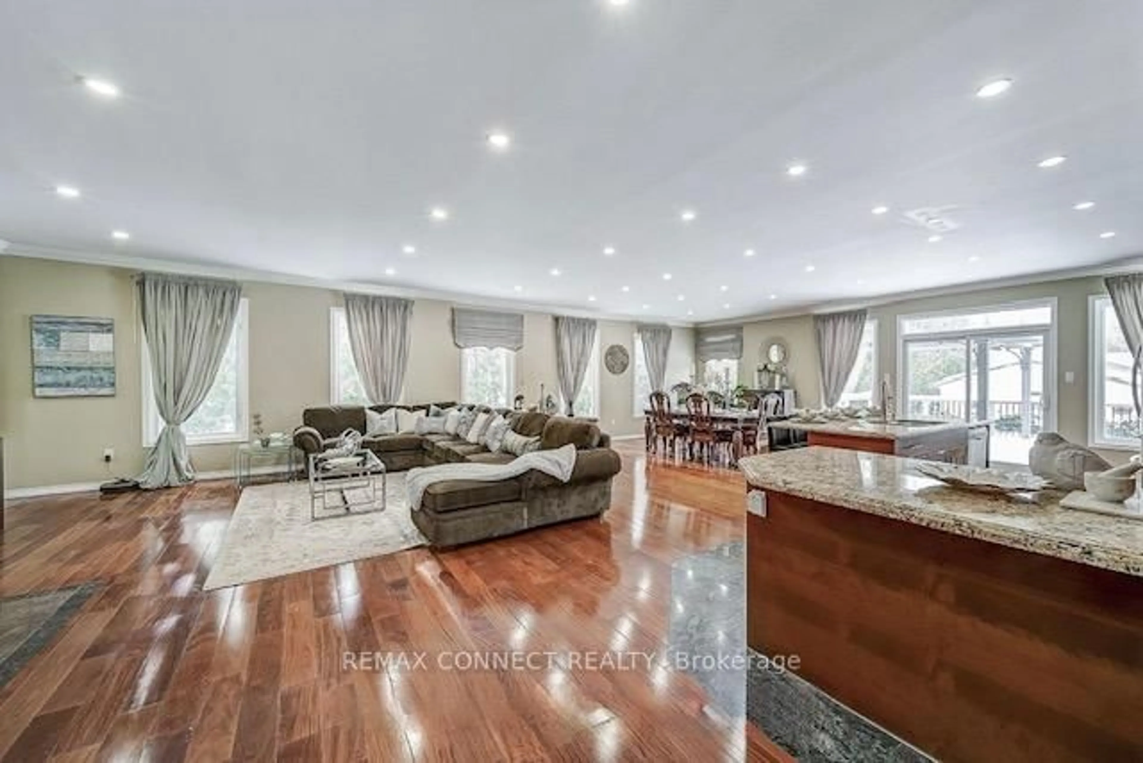 Living room with furniture, unknown for 46 Alexander Blvd, Georgina Ontario L0E 1L0