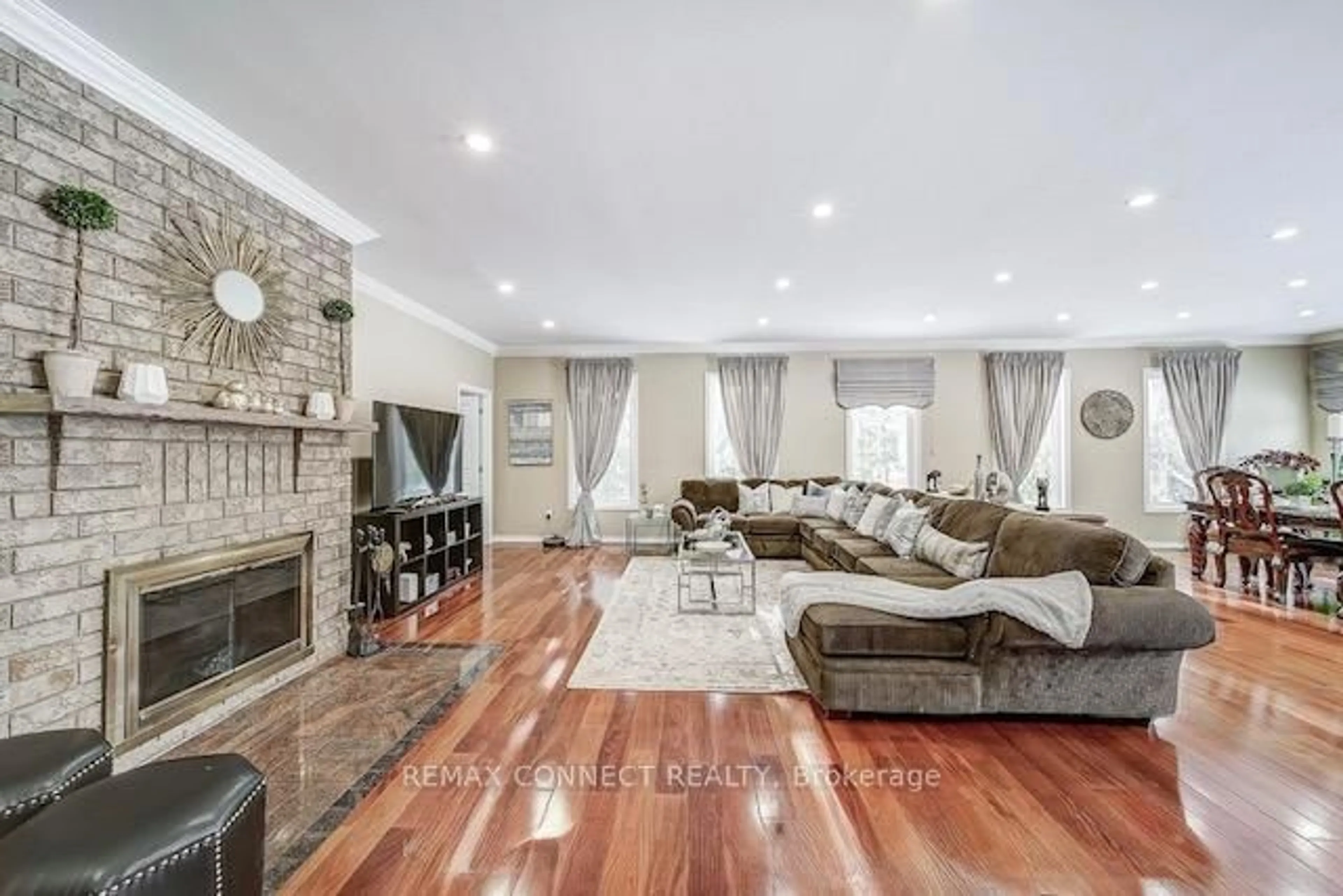 Living room with furniture, unknown for 46 Alexander Blvd, Georgina Ontario L0E 1L0