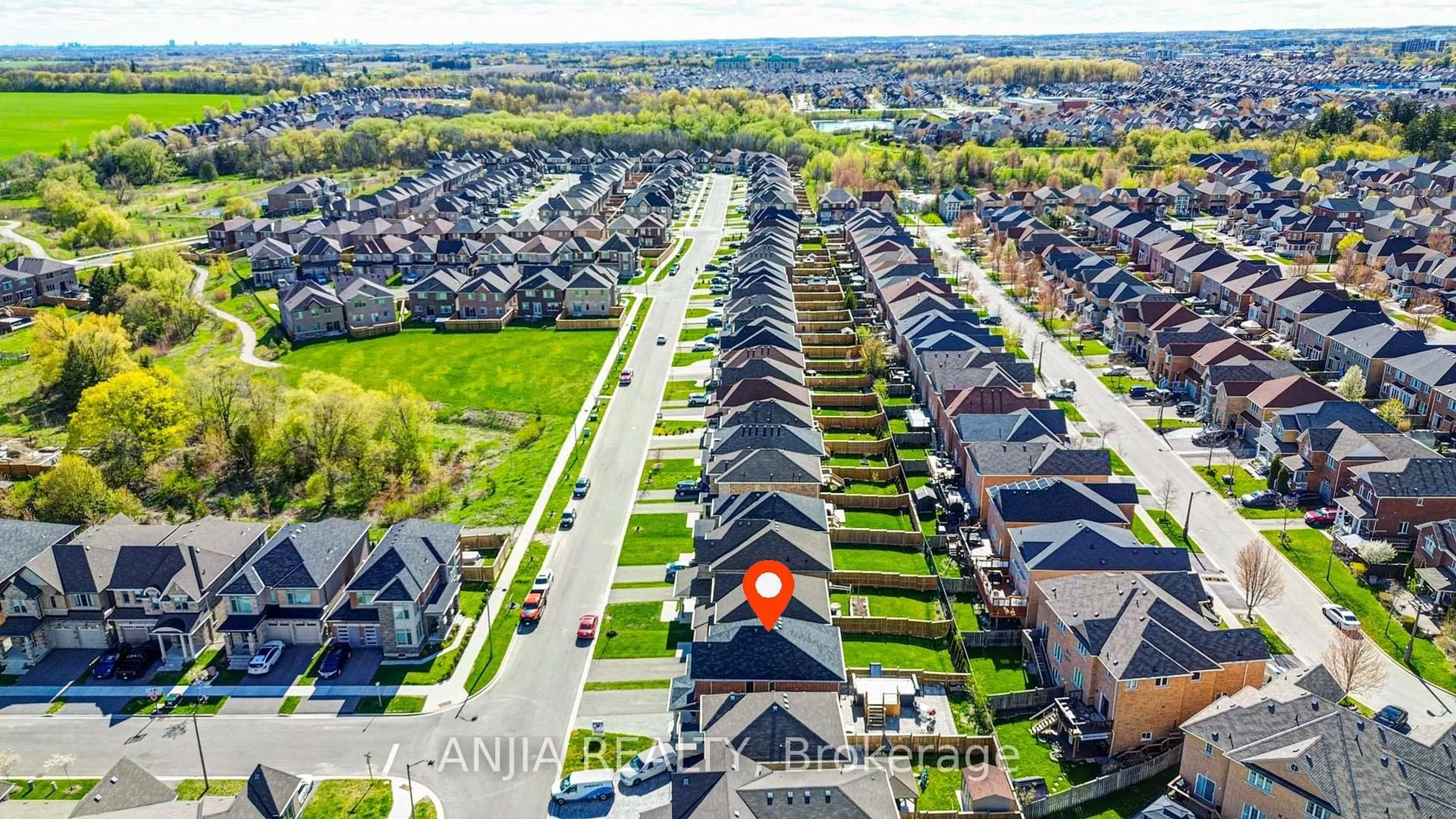 A pic from outside/outdoor area/front of a property/back of a property/a pic from drone, street for 377 Busato Dr, Whitchurch-Stouffville Ontario L4A 4V1
