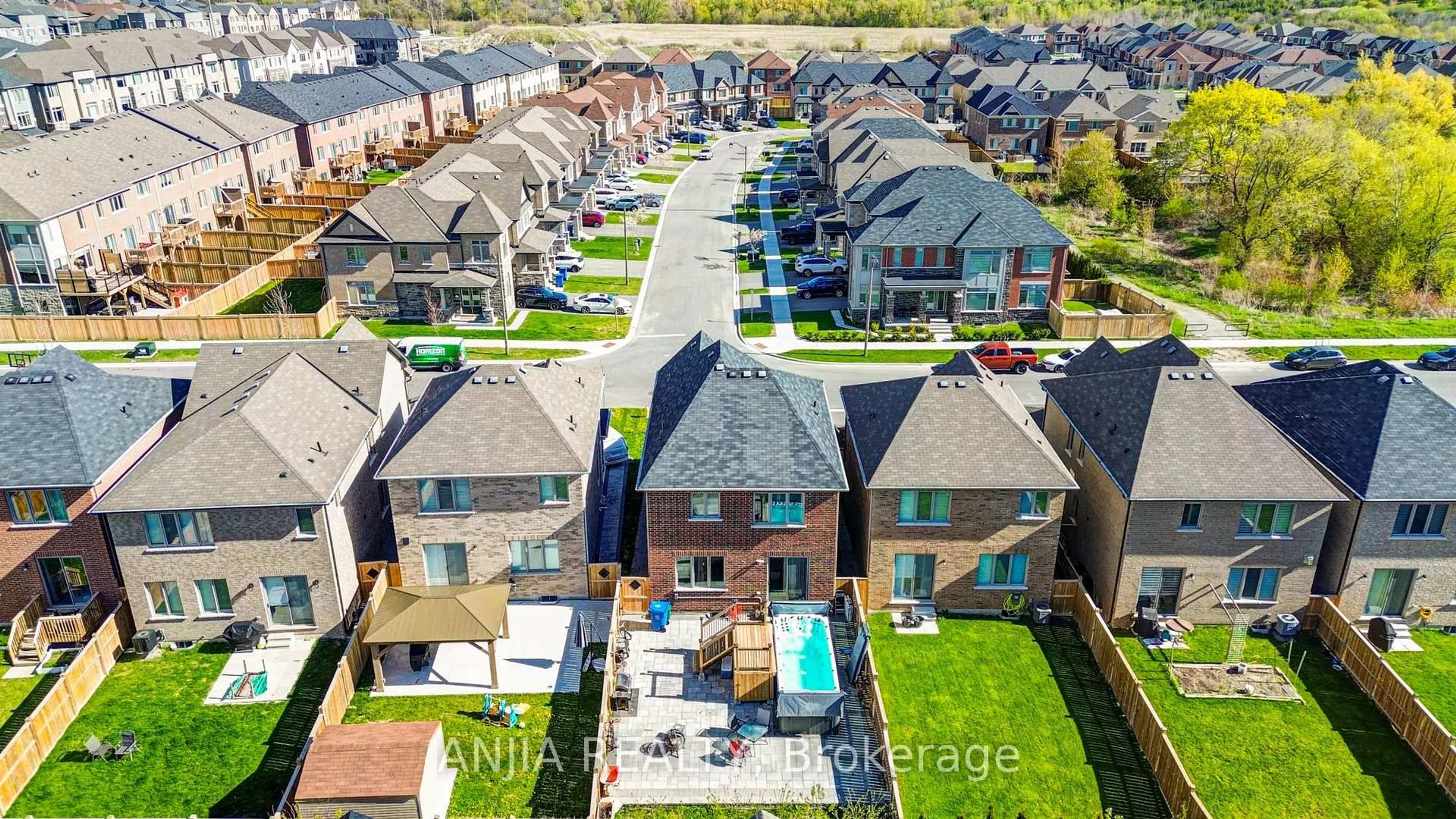 A pic from outside/outdoor area/front of a property/back of a property/a pic from drone, street for 377 Busato Dr, Whitchurch-Stouffville Ontario L4A 4V1