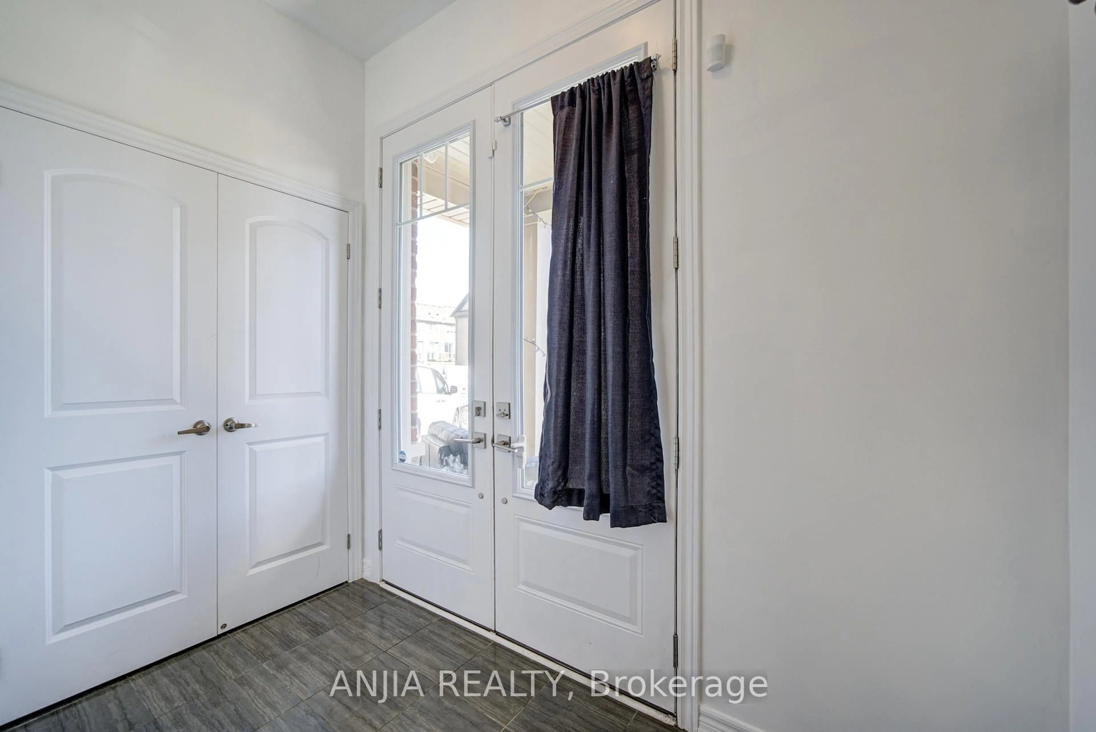 Indoor entryway for 377 Busato Dr, Whitchurch-Stouffville Ontario L4A 4V1