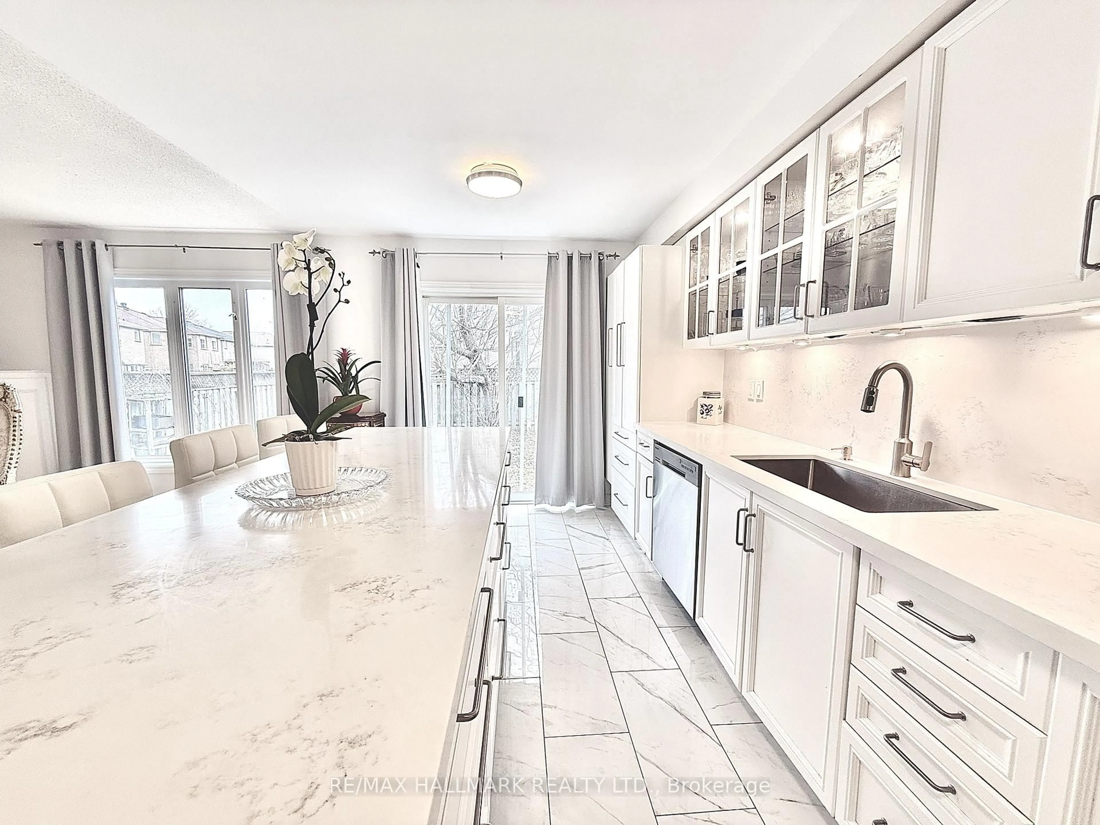Open concept kitchen, ceramic/tile floor for 78 Sunridge St, Richmond Hill Ontario L4E 3Z3