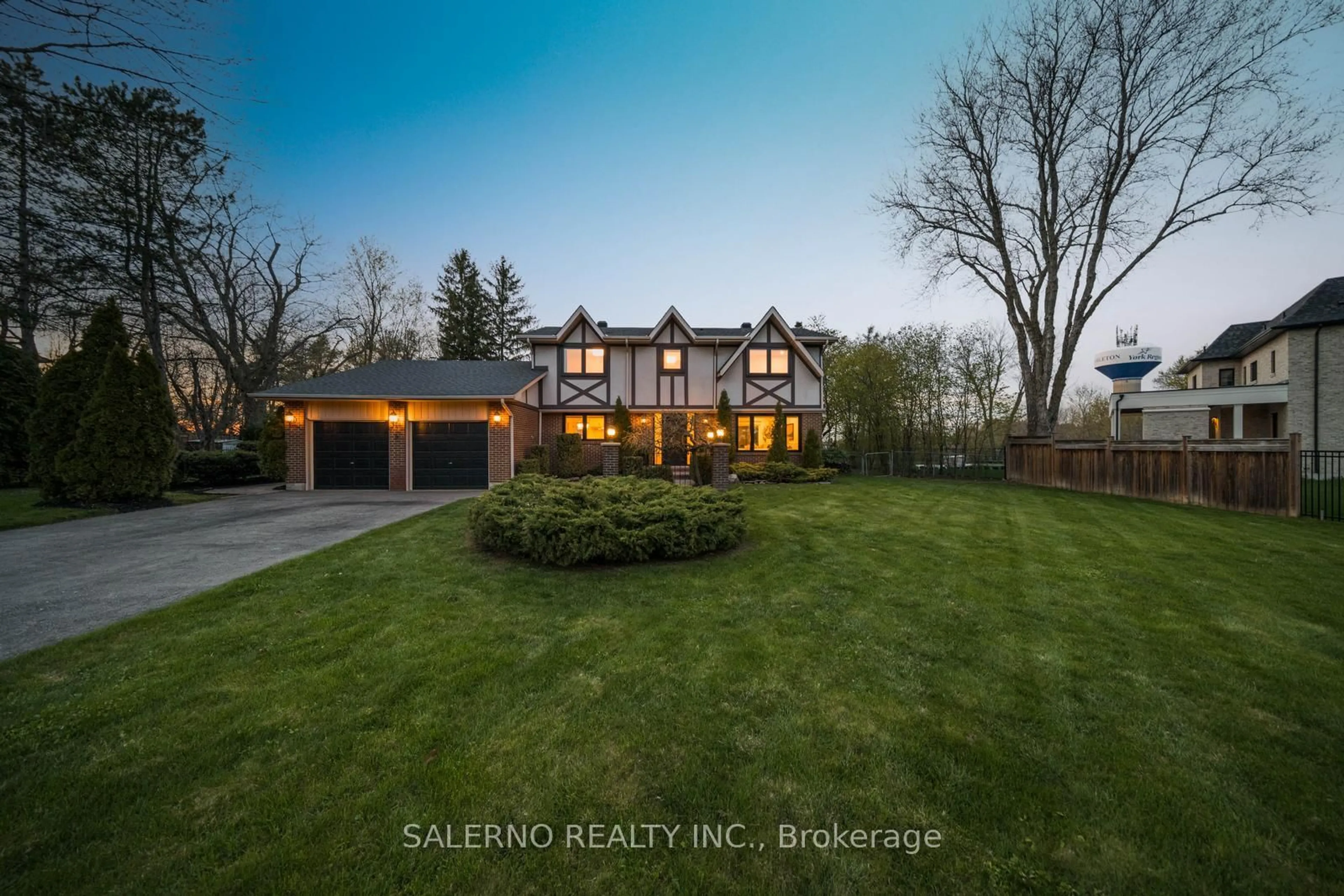 A pic from outside/outdoor area/front of a property/back of a property/a pic from drone, street for 8 Simon Henry Ave, King Ontario L0G 1N0
