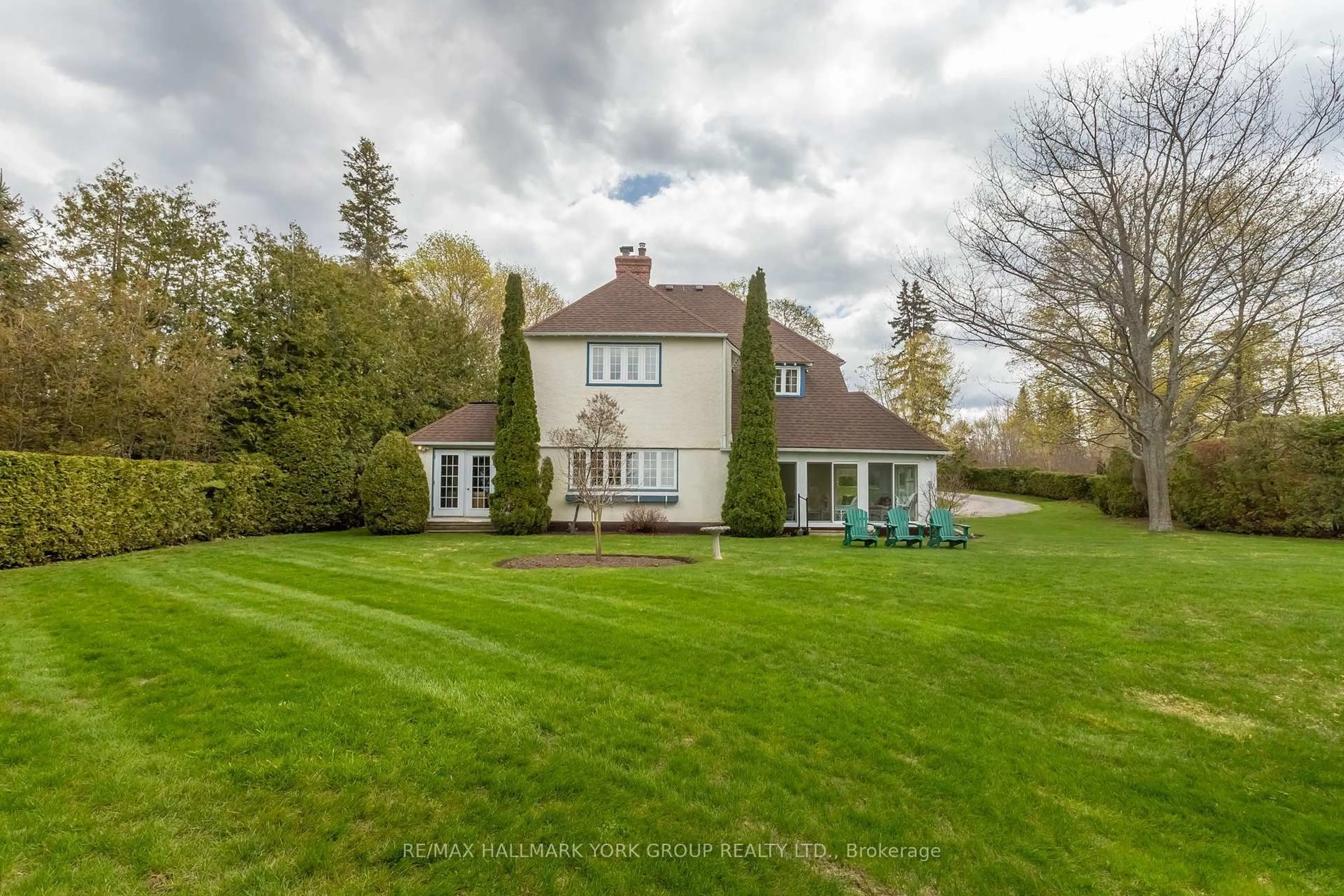 A pic from outside/outdoor area/front of a property/back of a property/a pic from drone, water/lake/river/ocean view for 724 Lake Dr, Georgina Ontario L4P 3C8