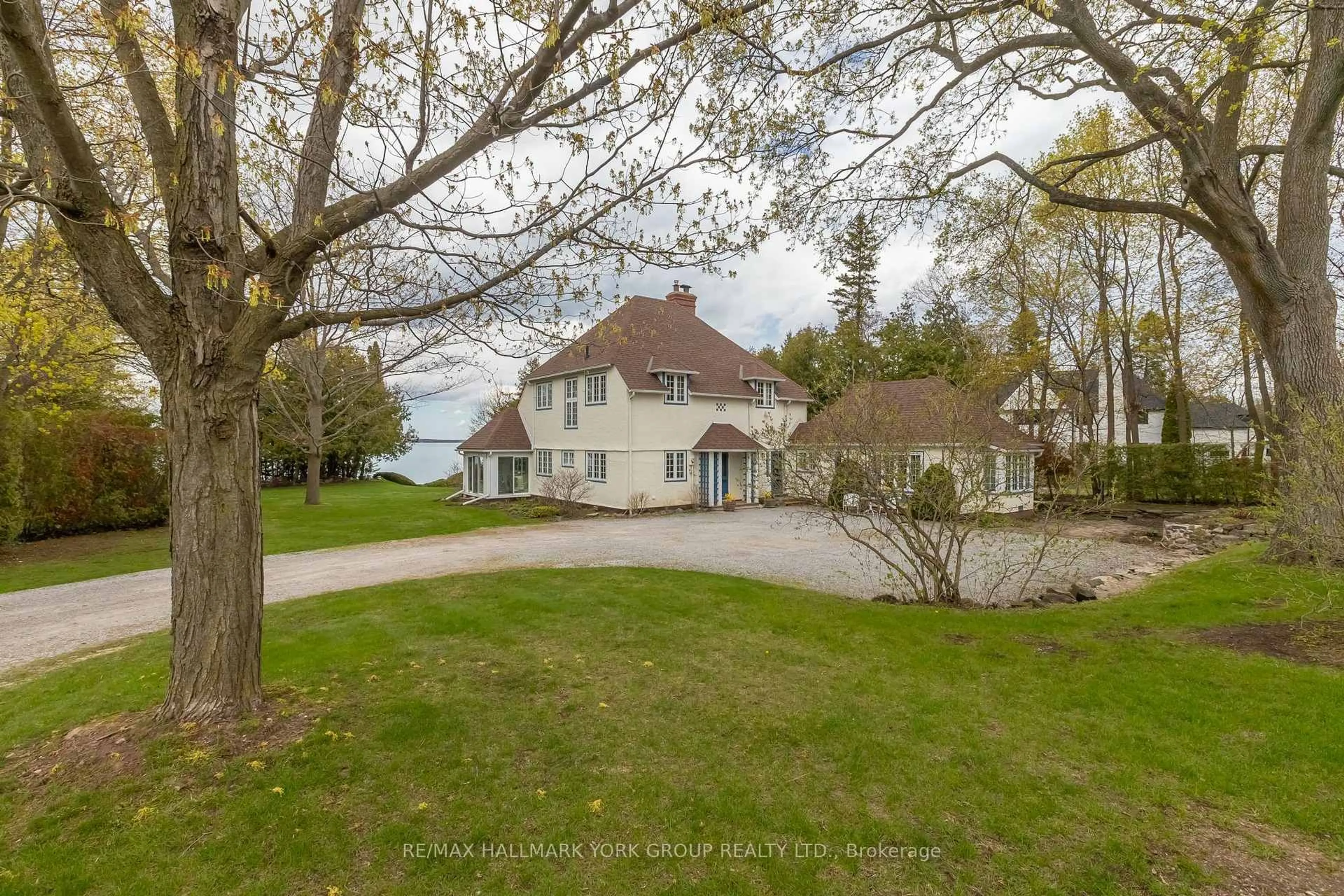 A pic from outside/outdoor area/front of a property/back of a property/a pic from drone, water/lake/river/ocean view for 724 Lake Dr, Georgina Ontario L4P 3C8