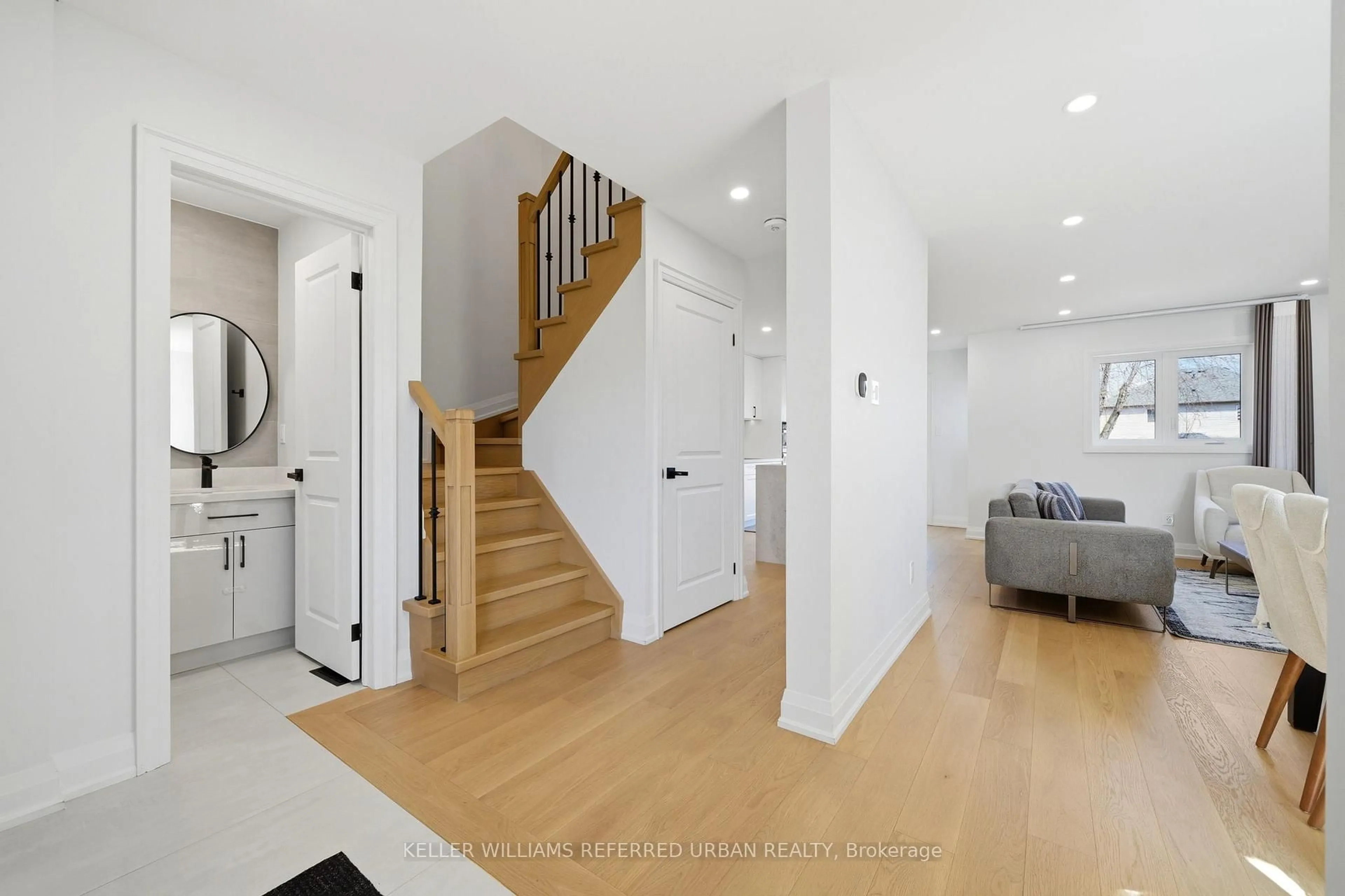 Indoor entryway for 1124 Corrie St, Innisfil Ontario L9S 1W9