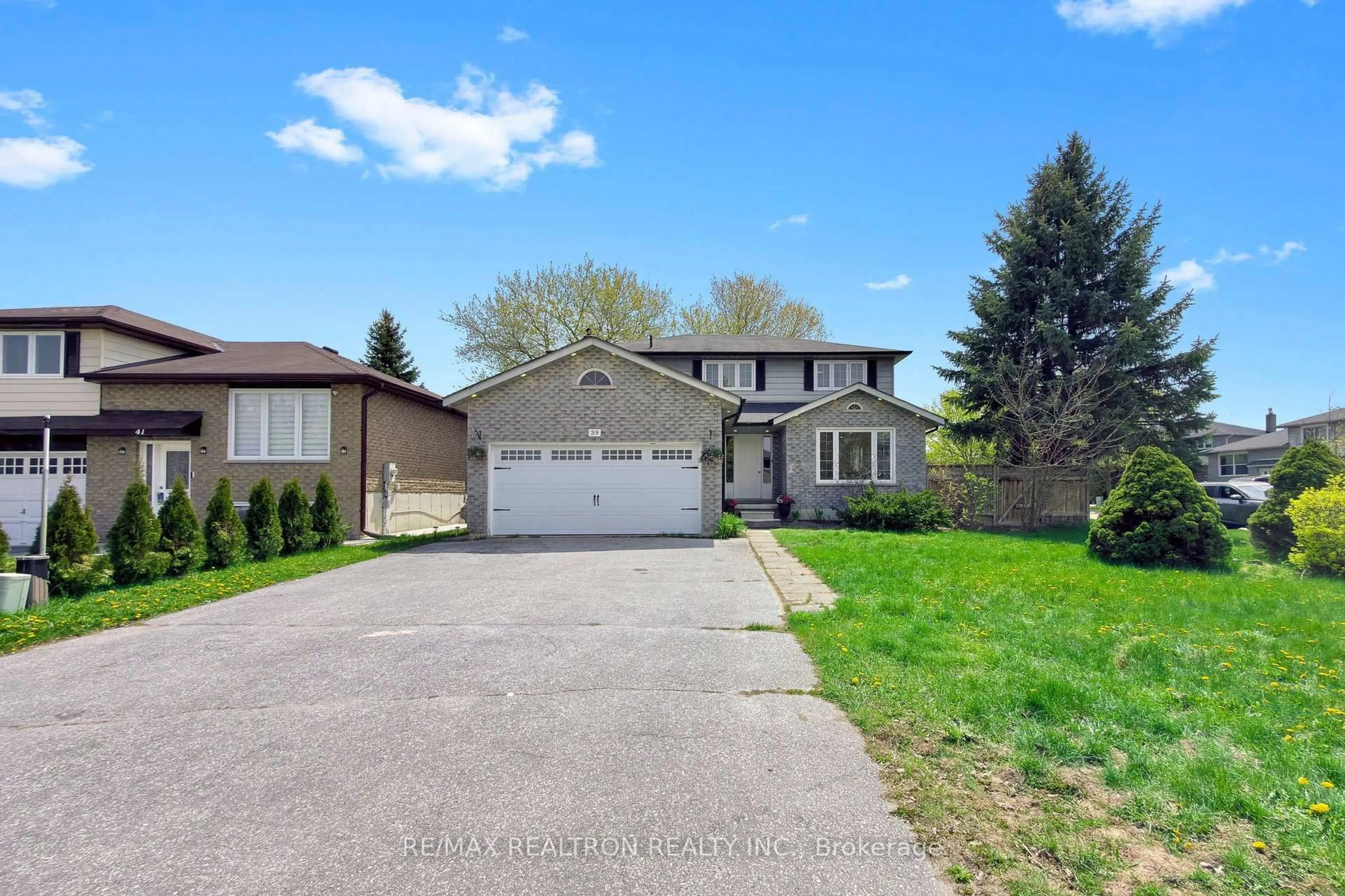 Home with vinyl exterior material, street for 39 Camrose Dr, Georgina Ontario L4P 3L6