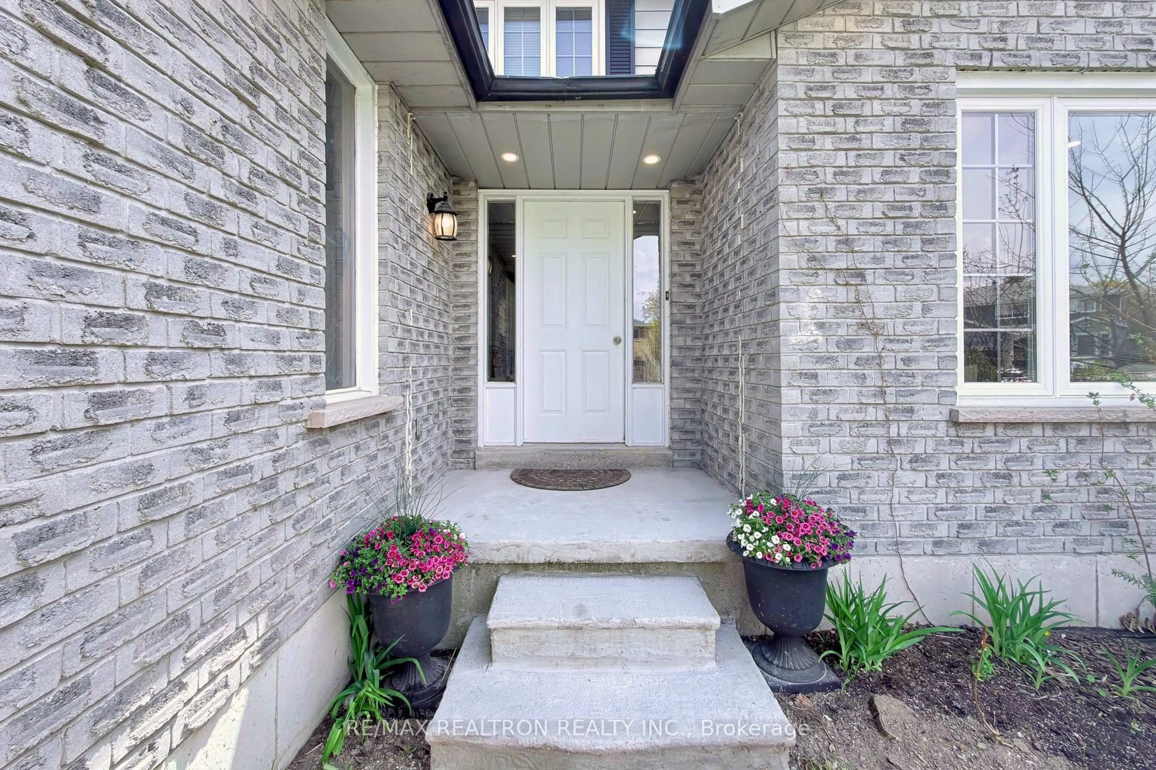 Indoor entryway for 39 Camrose Dr, Georgina Ontario L4P 3L6