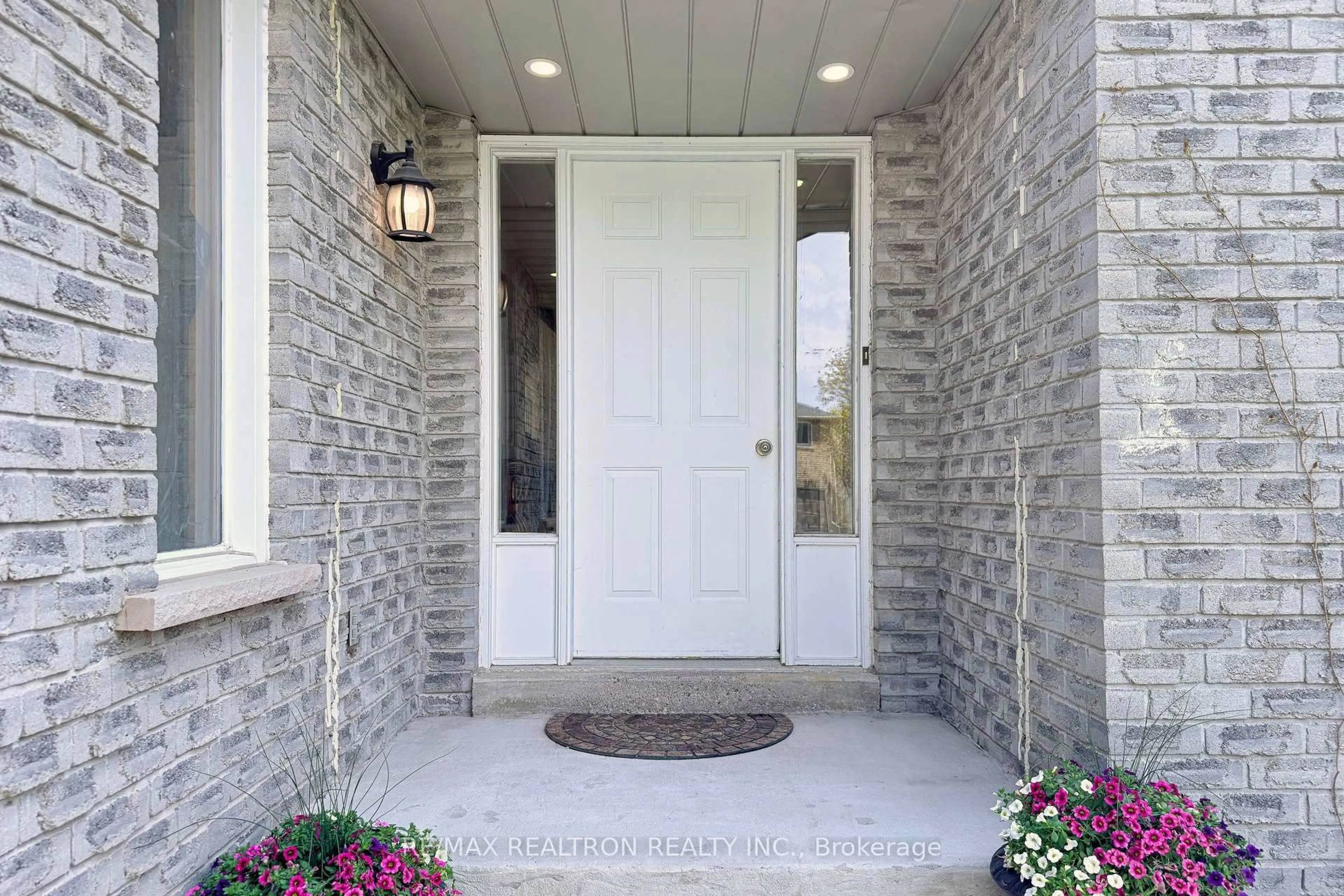 Indoor entryway for 39 Camrose Dr, Georgina Ontario L4P 3L6
