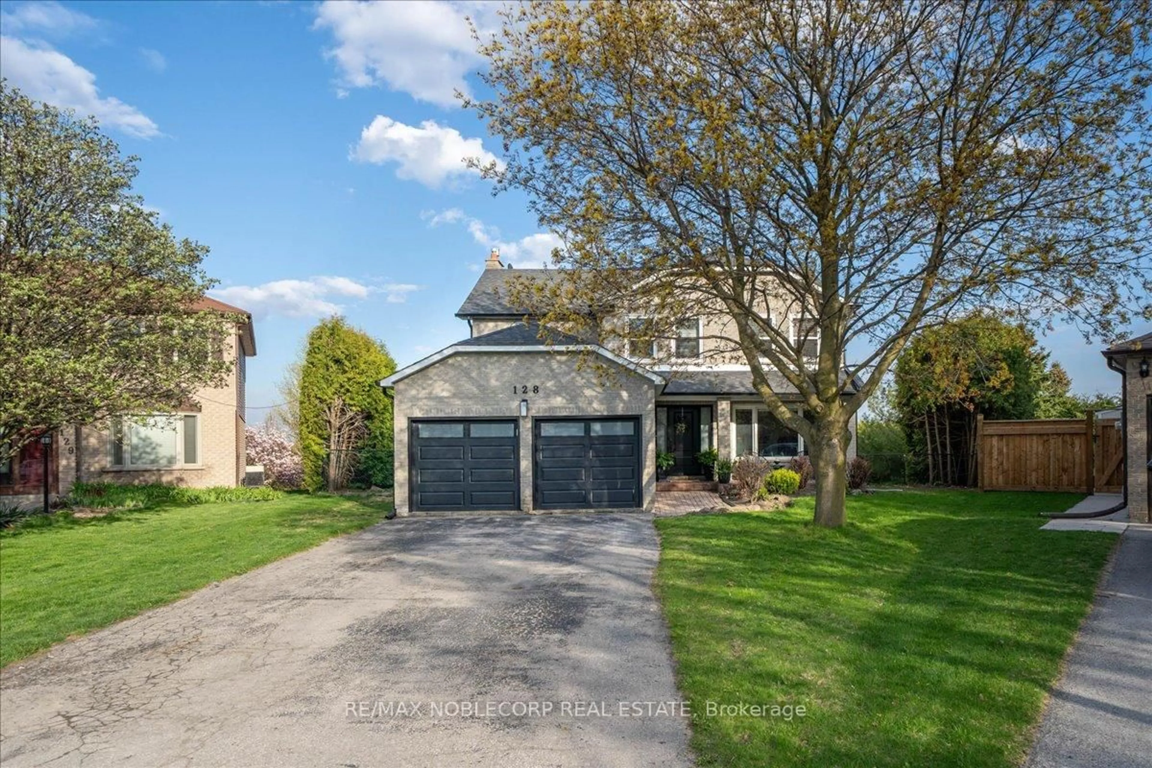 A pic from outside/outdoor area/front of a property/back of a property/a pic from drone, street for 128 Mccauley Crt, Newmarket Ontario L3Y 7W2