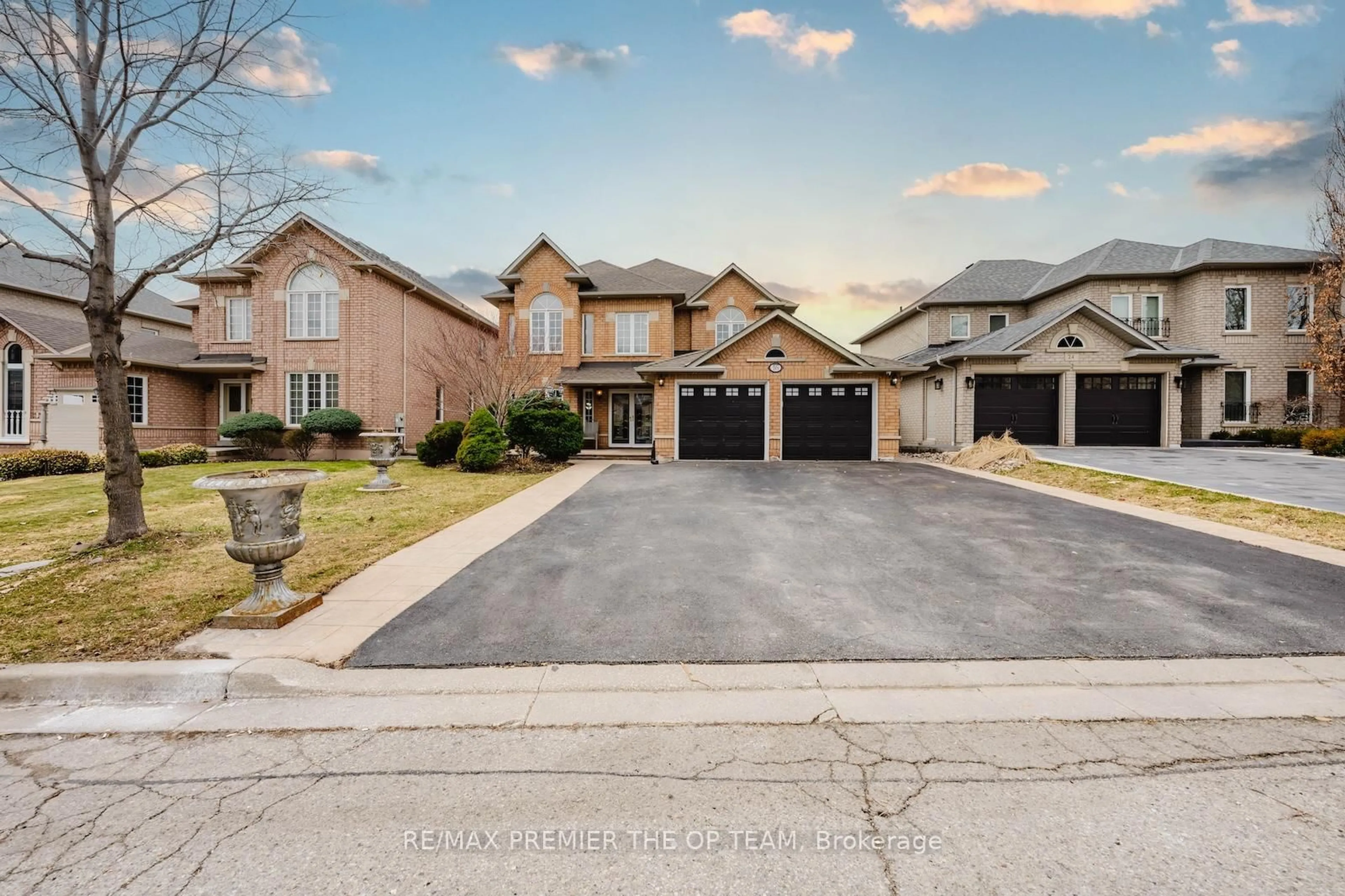 A pic from outside/outdoor area/front of a property/back of a property/a pic from drone, street for 16 St Michele Pl, Vaughan Ontario L4H 1H3