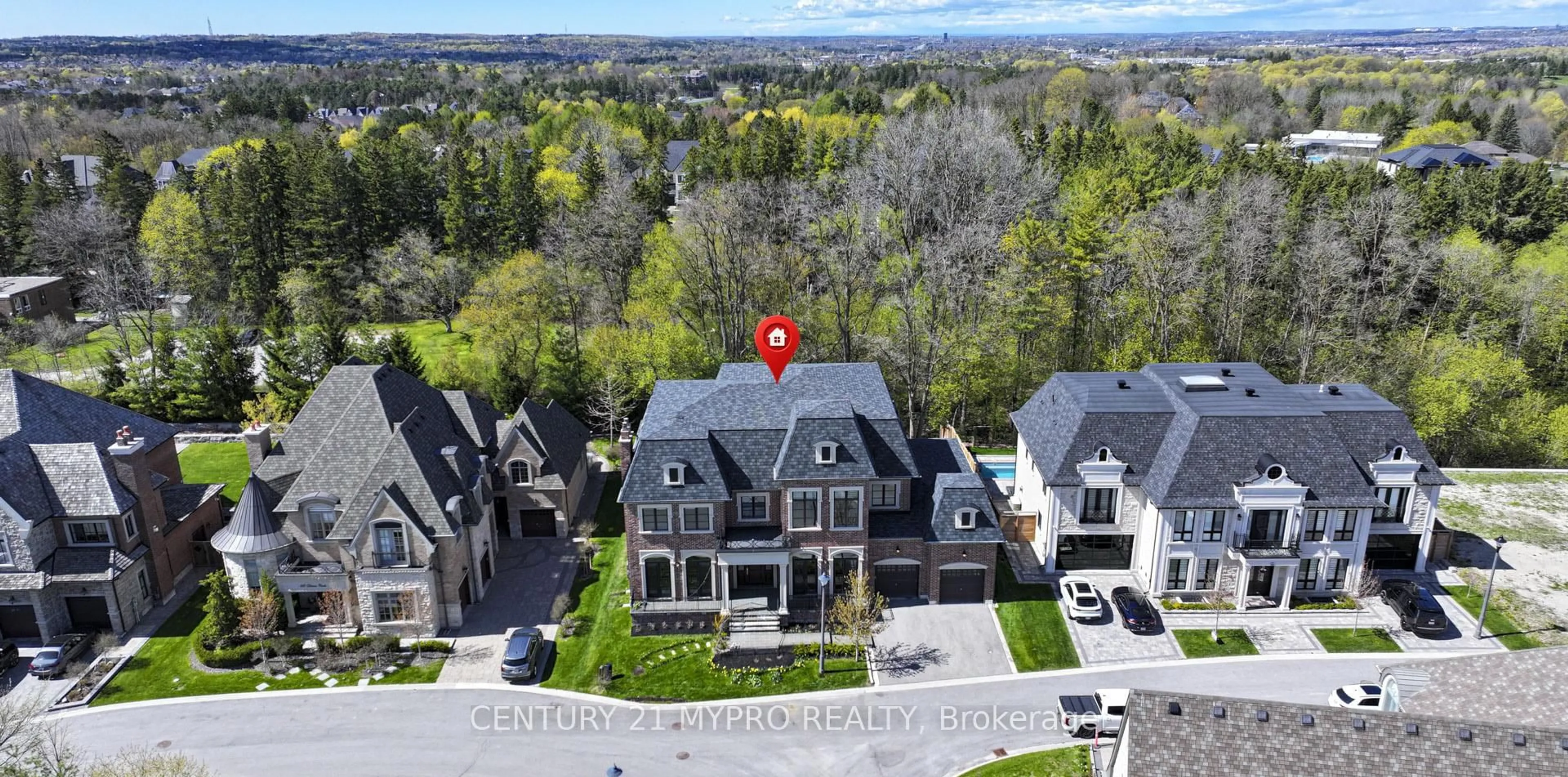 A pic from outside/outdoor area/front of a property/back of a property/a pic from drone, street for 70 Davina Circ, Aurora Ontario L4G 0T1