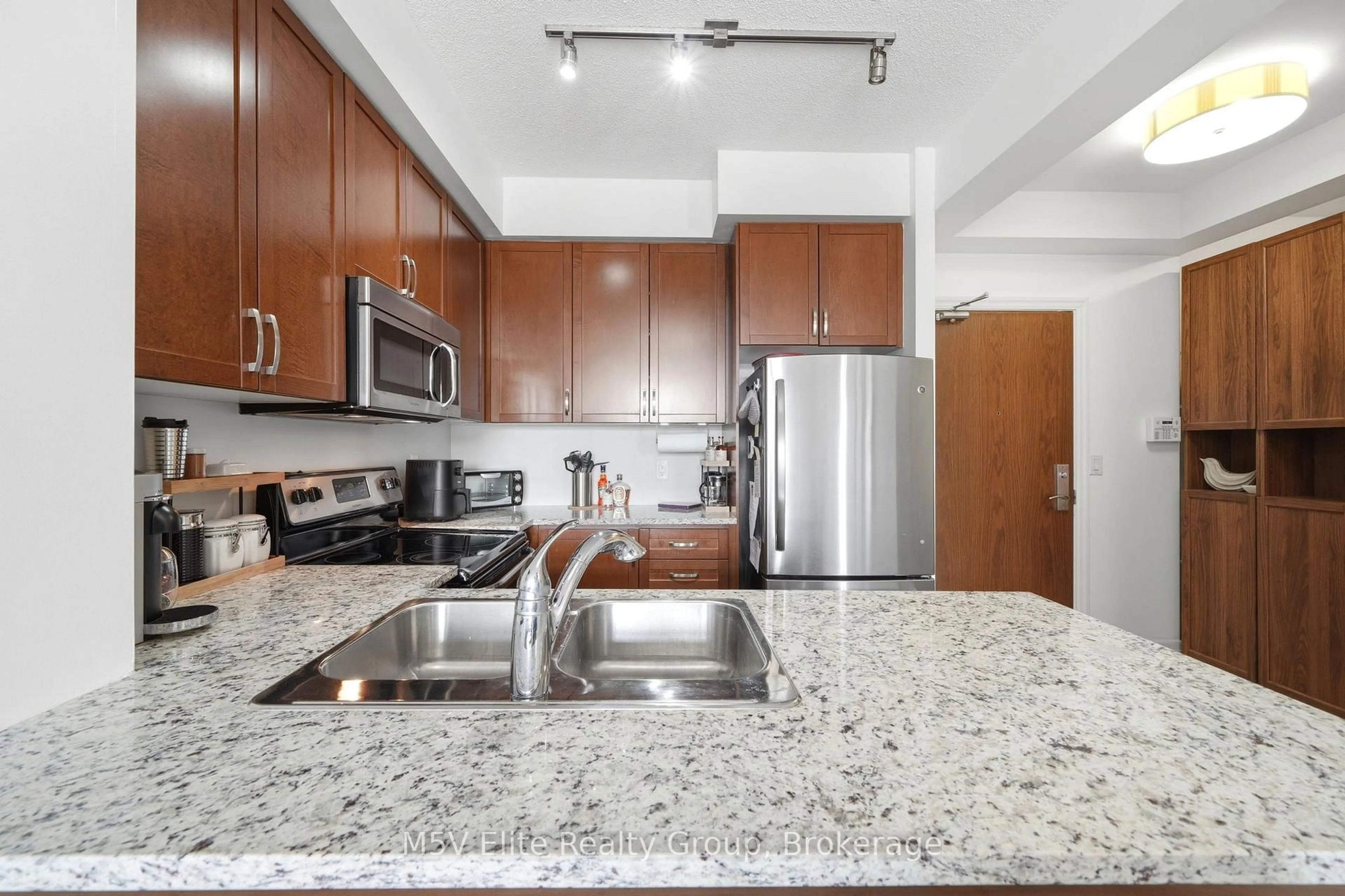 Standard kitchen, unknown for 111 Civic Square Gate #330, Aurora Ontario L4G 0S6