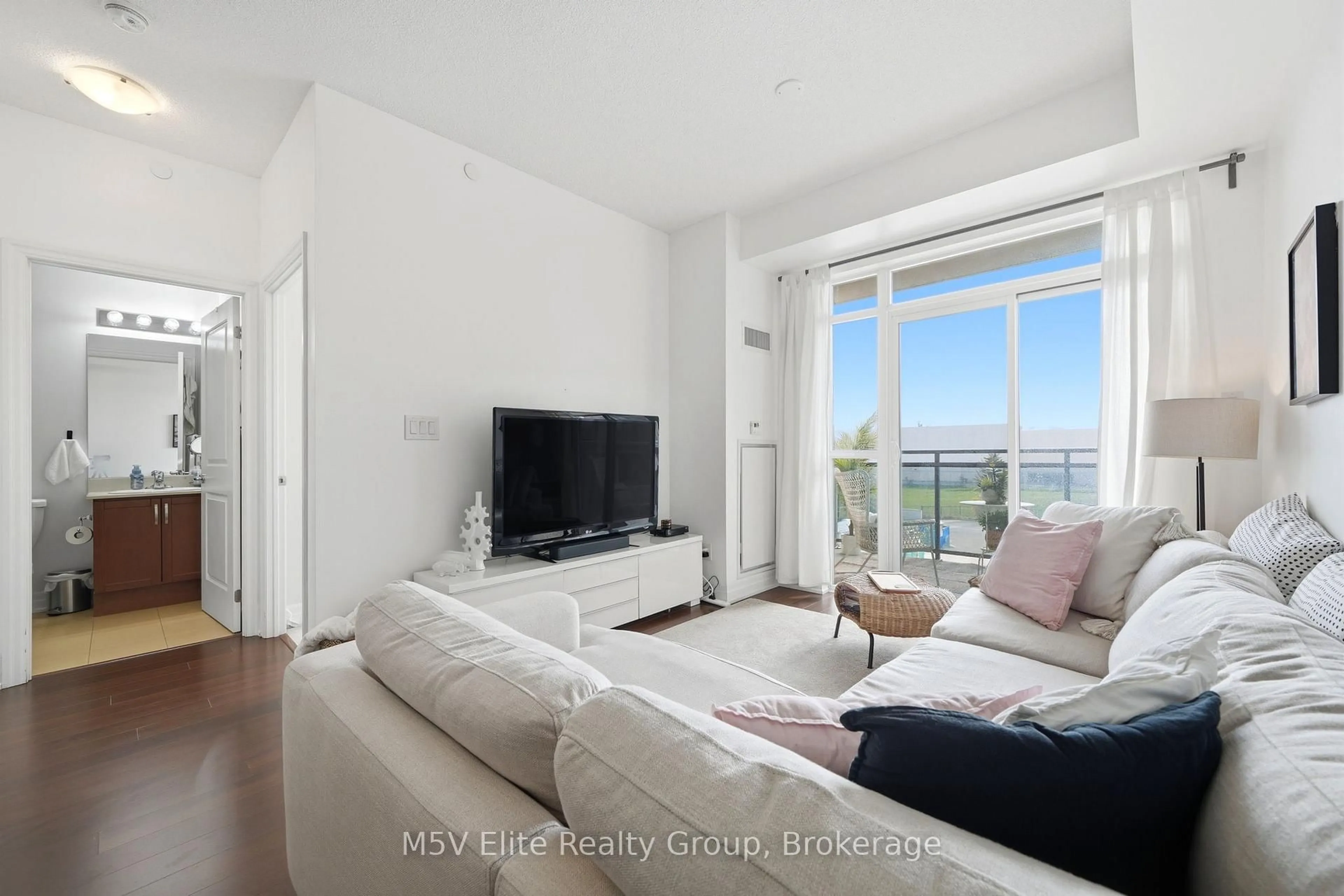 Living room with furniture, floor is not visible for 111 Civic Square Gate #330, Aurora Ontario L4G 0S6
