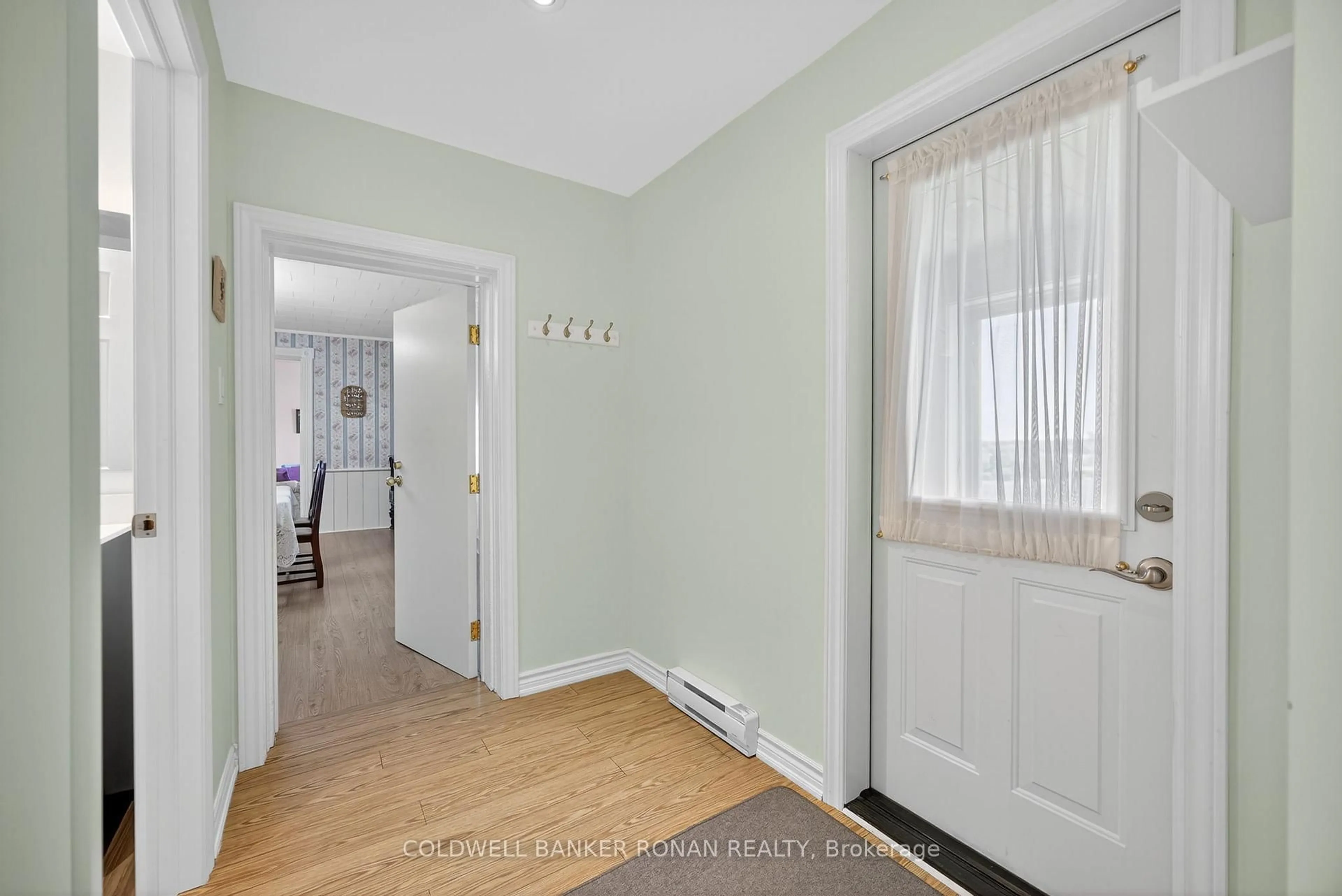 Indoor entryway for 5376 County 15 Rd, Adjala-Tosorontio Ontario L9R 1V3
