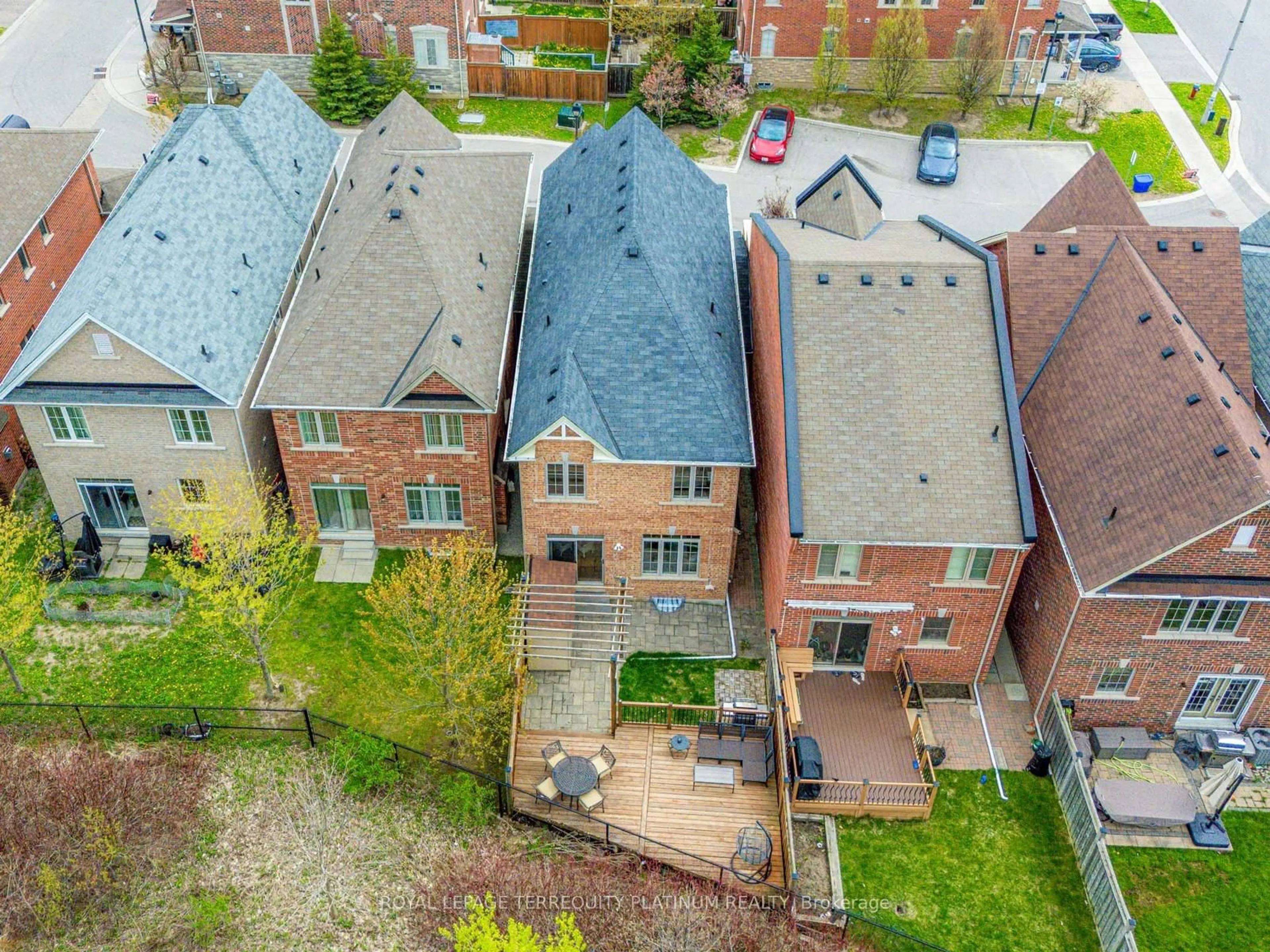 A pic from outside/outdoor area/front of a property/back of a property/a pic from drone, city buildings view from balcony for 12 Mack Clement Lane, Richmond Hill Ontario L4S 1K7