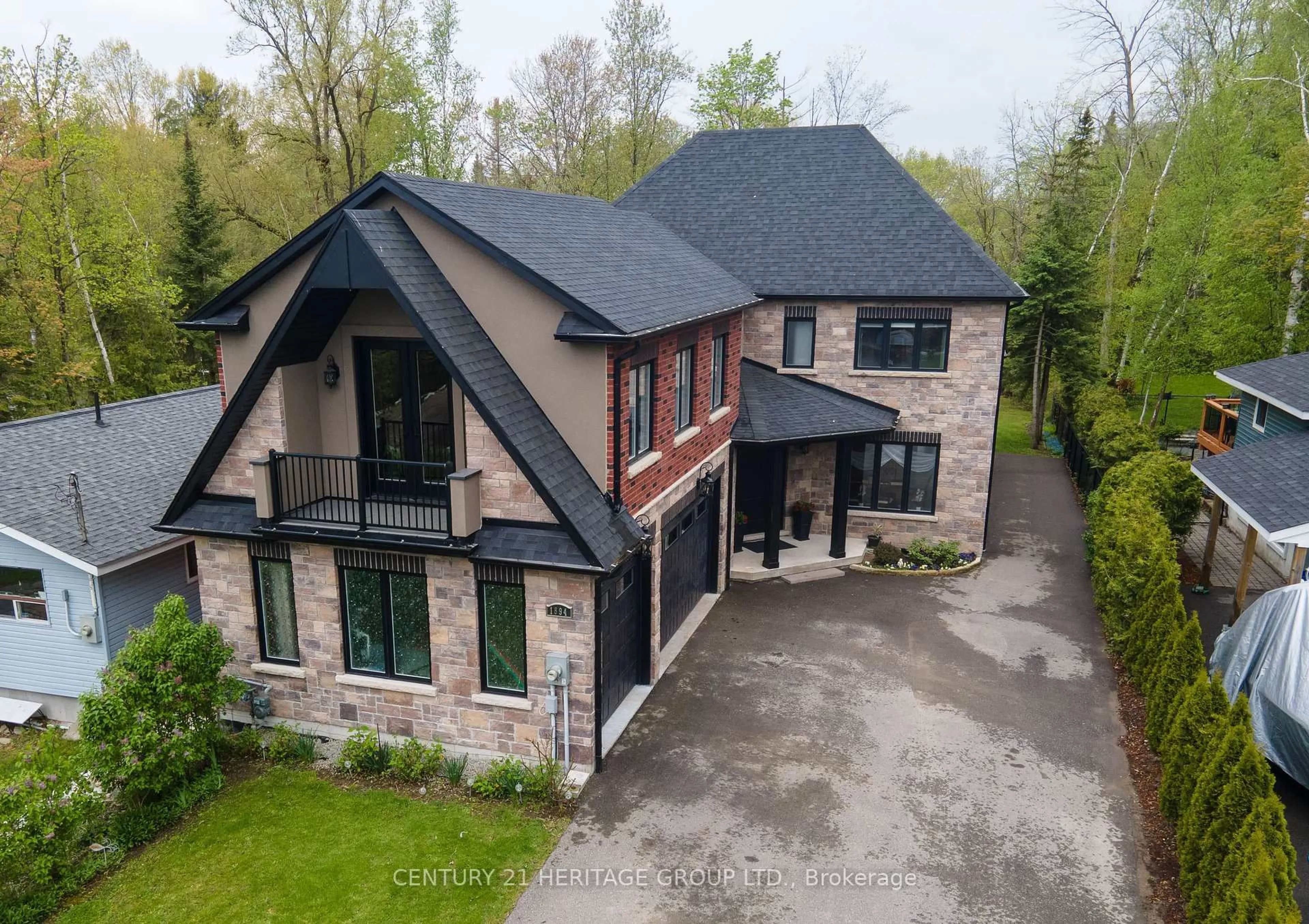 A pic from outside/outdoor area/front of a property/back of a property/a pic from drone, building for 1894 Simcoe Rd, Innisfil Ontario L9S 4N4