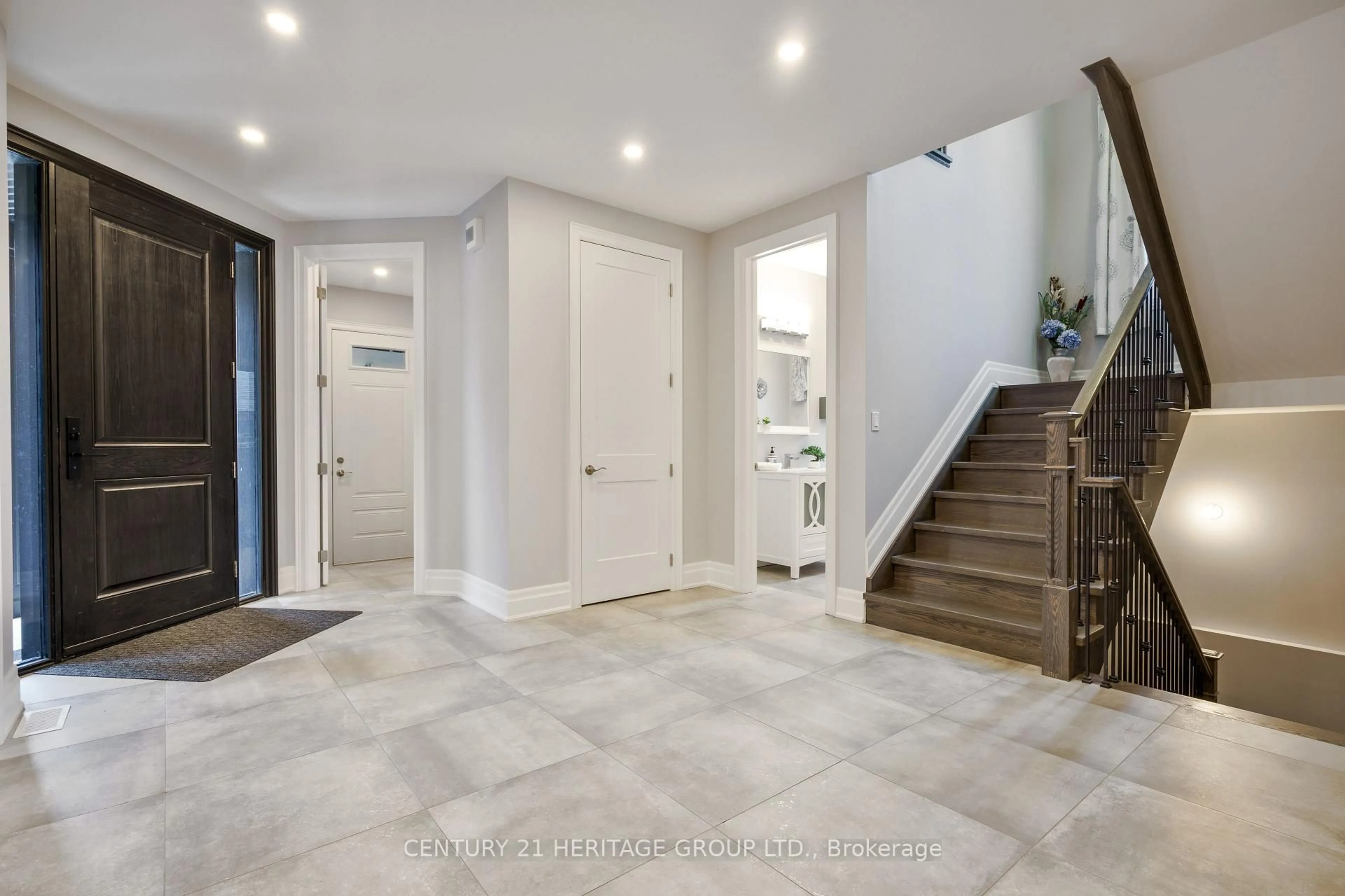 Indoor entryway for 1894 Simcoe Rd, Innisfil Ontario L9S 4N4