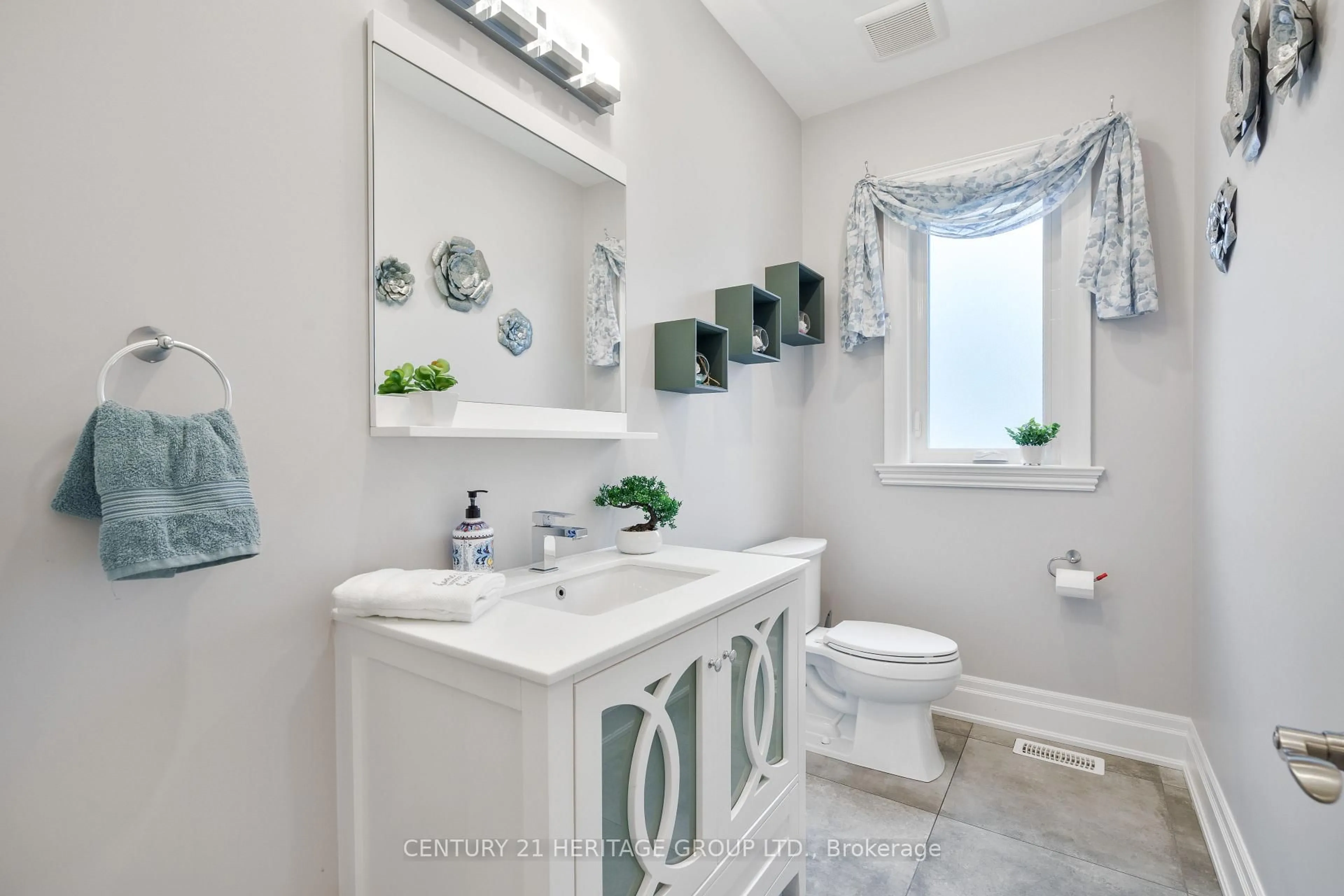 Standard bathroom, ceramic/tile floor for 1894 Simcoe Rd, Innisfil Ontario L9S 4N4
