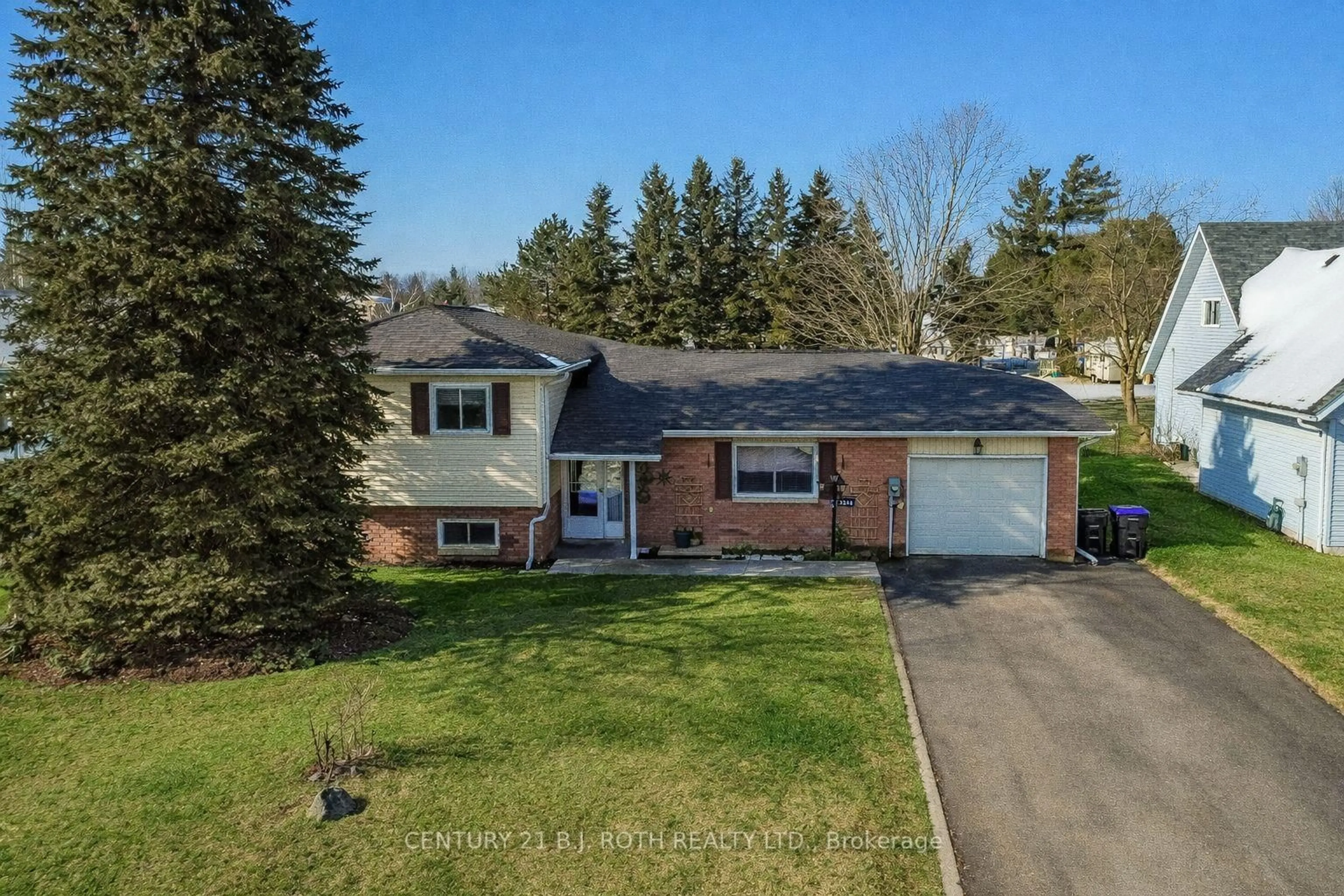 A pic from outside/outdoor area/front of a property/back of a property/a pic from drone, street for 2246 Richardson St, Innisfil Ontario L9S 1G5
