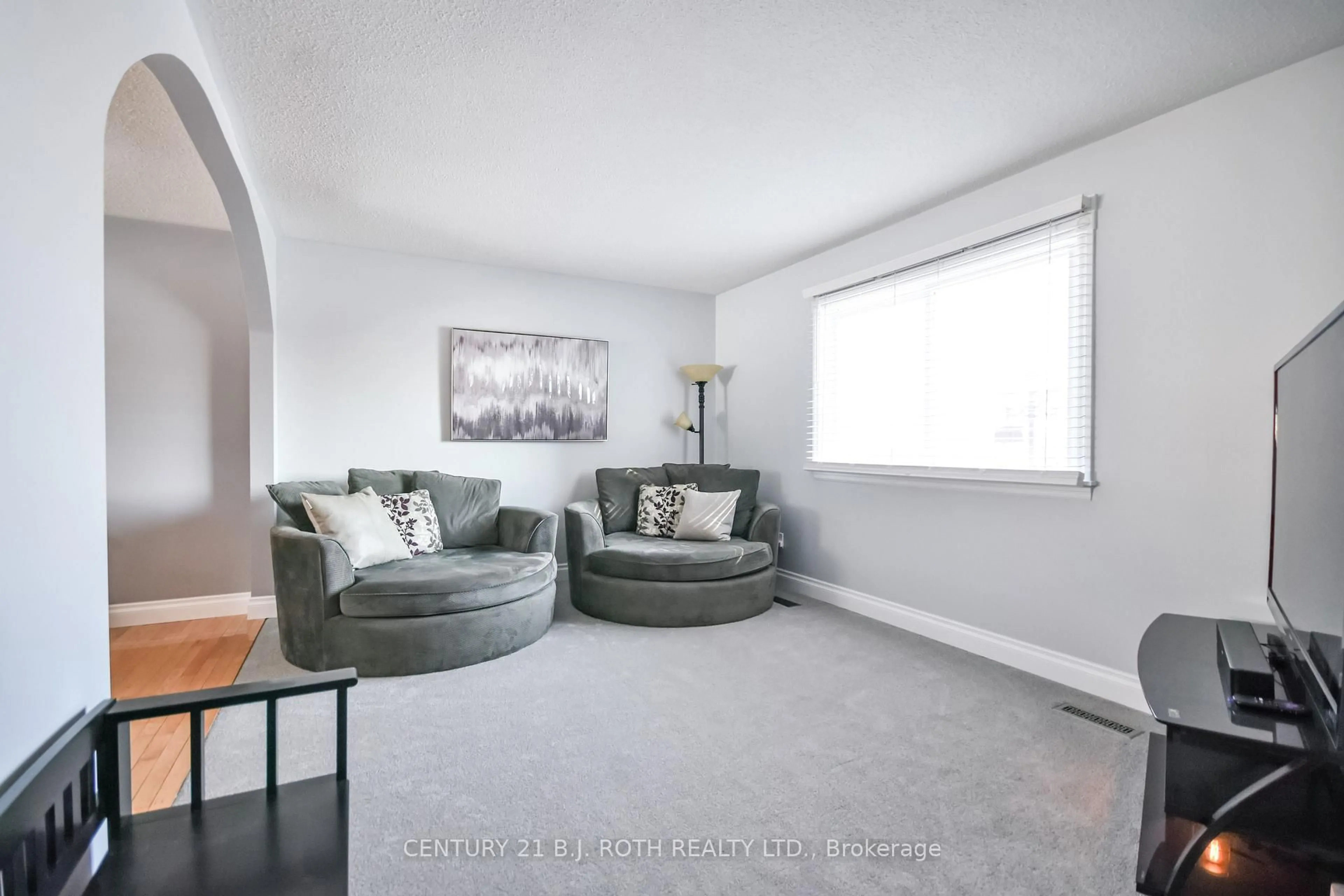Living room with furniture, carpet floor for 2246 Richardson St, Innisfil Ontario L9S 1G5