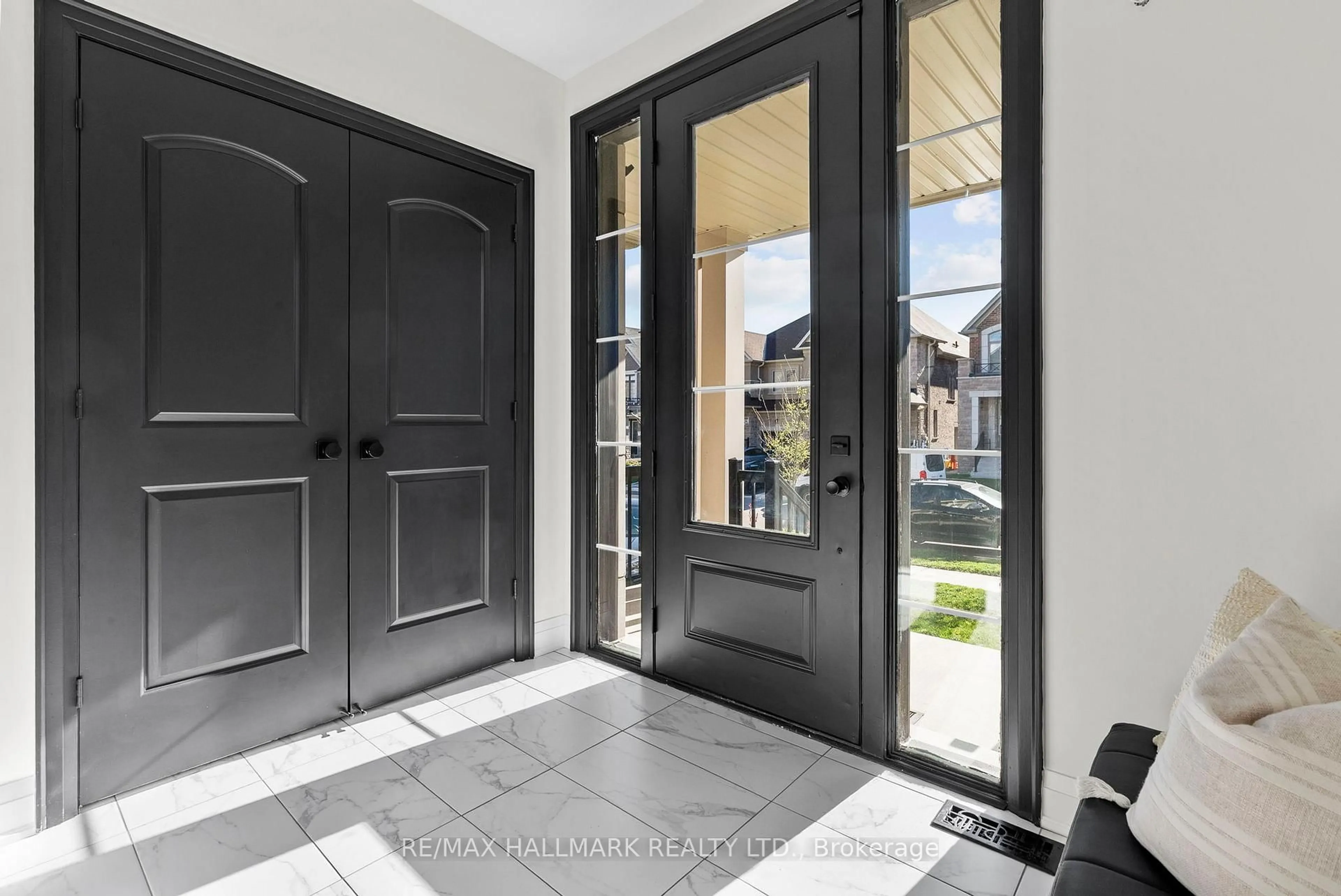 Indoor entryway for 74 Prunella Cres, East Gwillimbury Ontario L9N 0S7