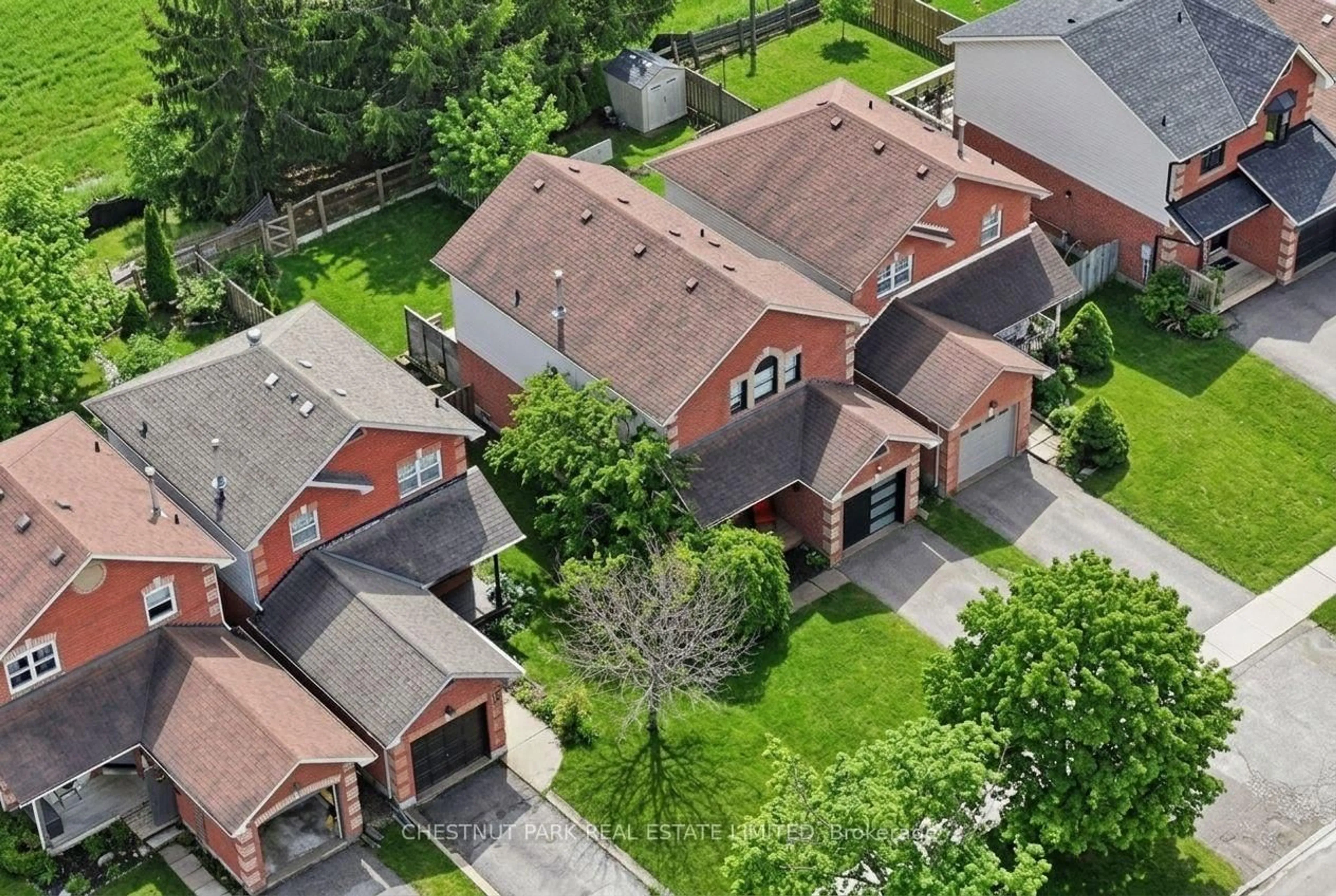 A pic from outside/outdoor area/front of a property/back of a property/a pic from drone, street for 31 South Balsam St, Uxbridge Ontario L9P 1V2