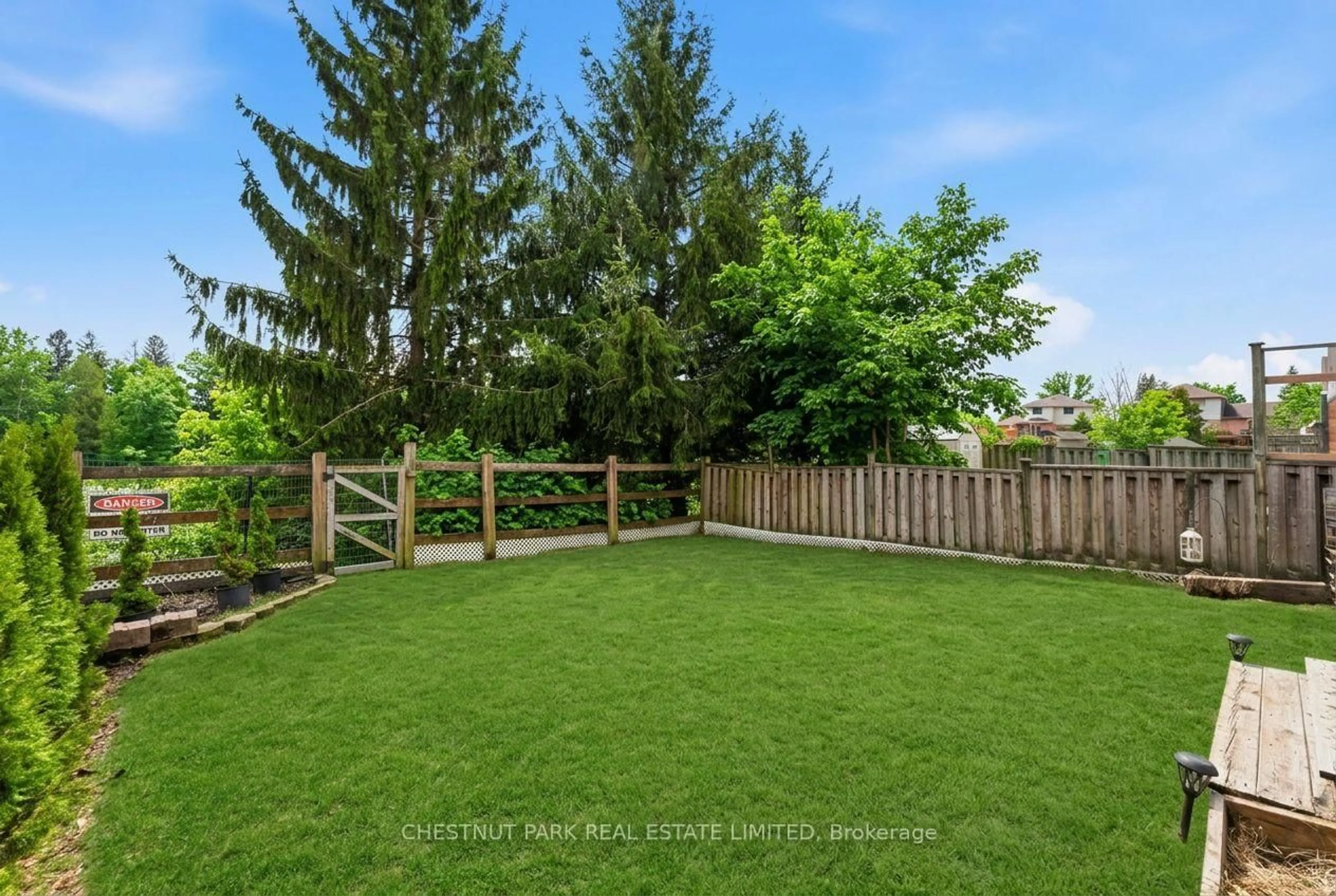 A pic from outside/outdoor area/front of a property/back of a property/a pic from drone, unknown for 31 South Balsam St, Uxbridge Ontario L9P 1V2