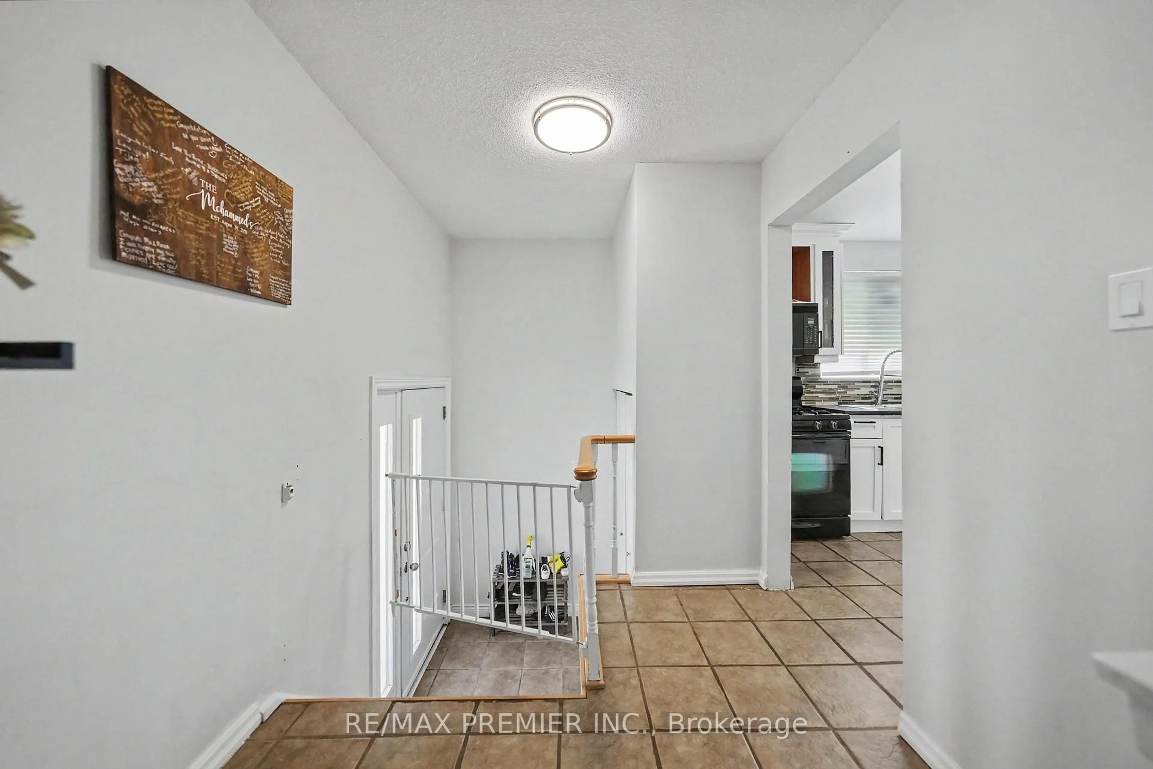 Indoor entryway for 249 Britannia Ave, Bradford West Gwillimbury Ontario L3Z 1A6