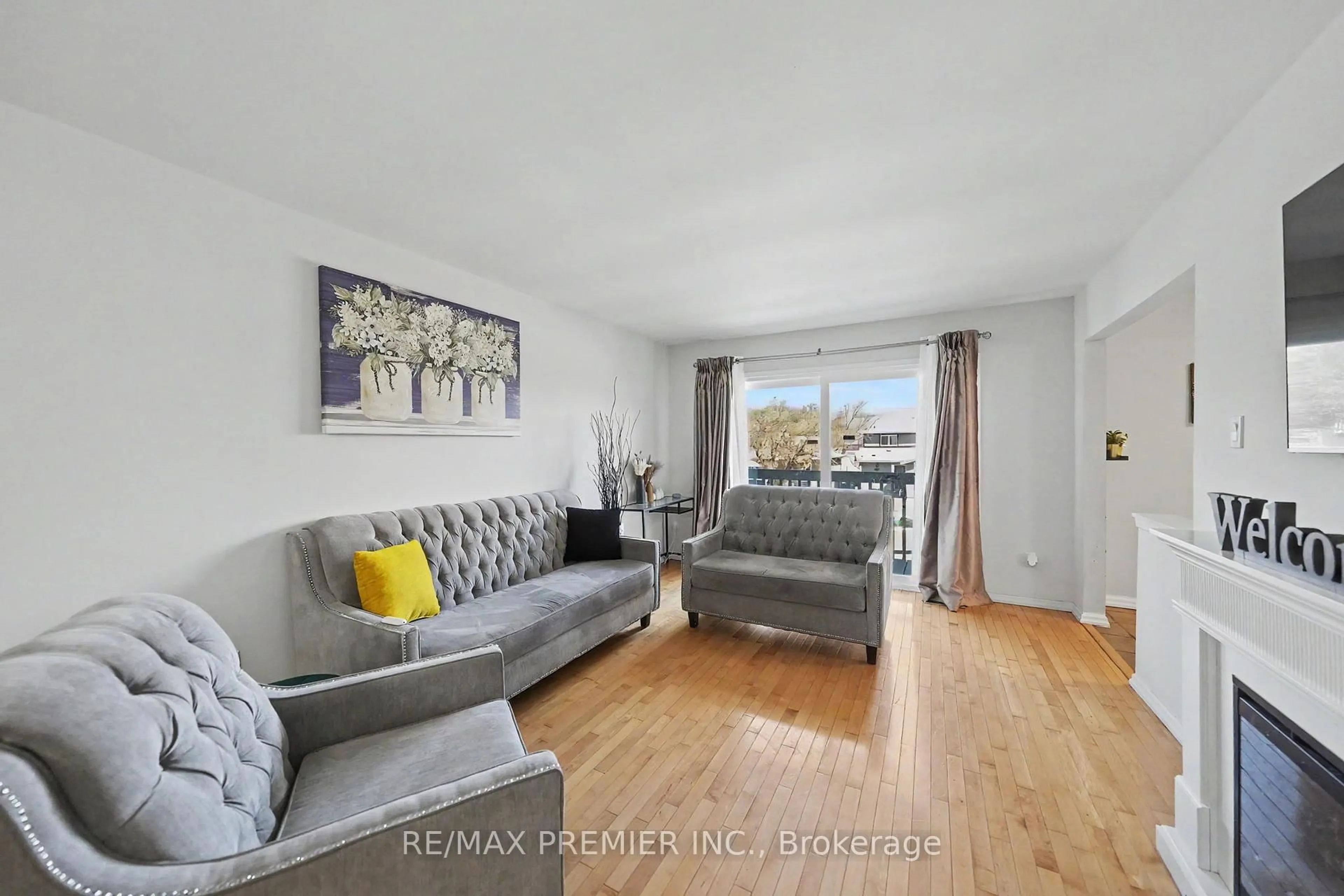 Living room with furniture, wood/laminate floor for 249 Britannia Ave, Bradford West Gwillimbury Ontario L3Z 1A6