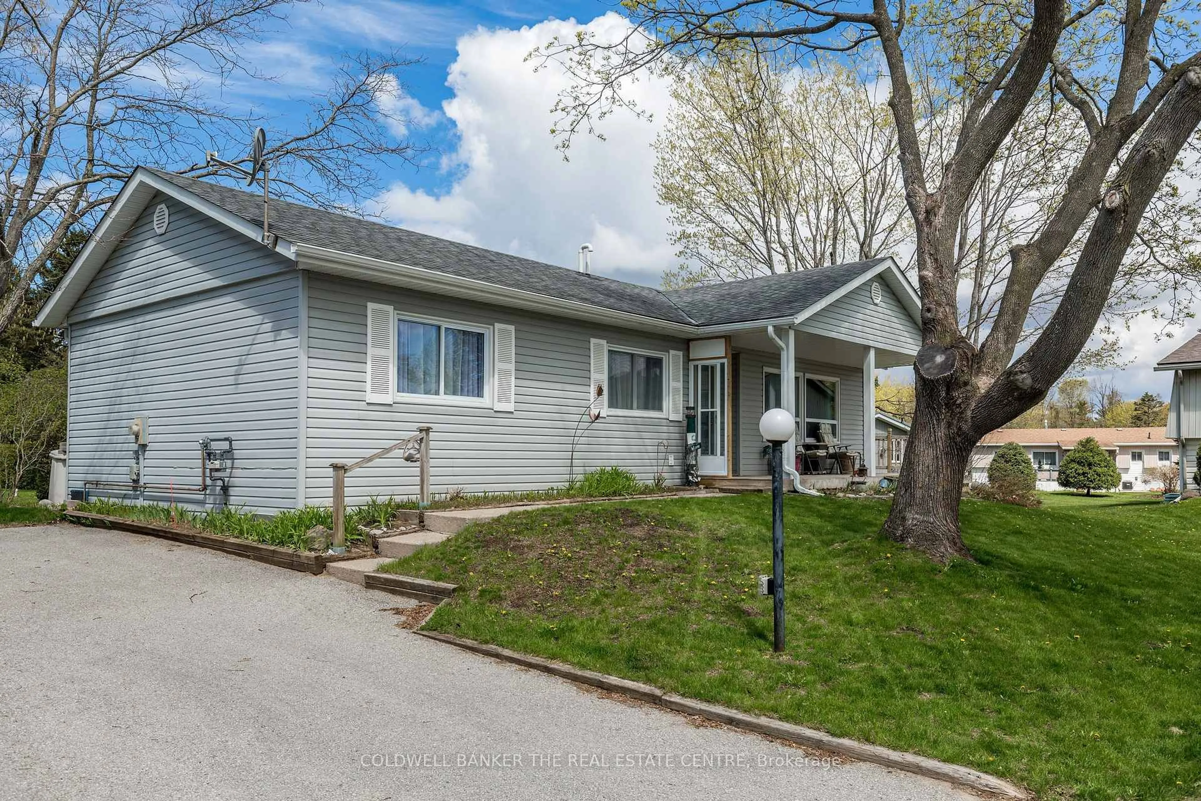 Home with vinyl exterior material, street for 2 Fir Crt, Innisfil Ontario L9S 1M1