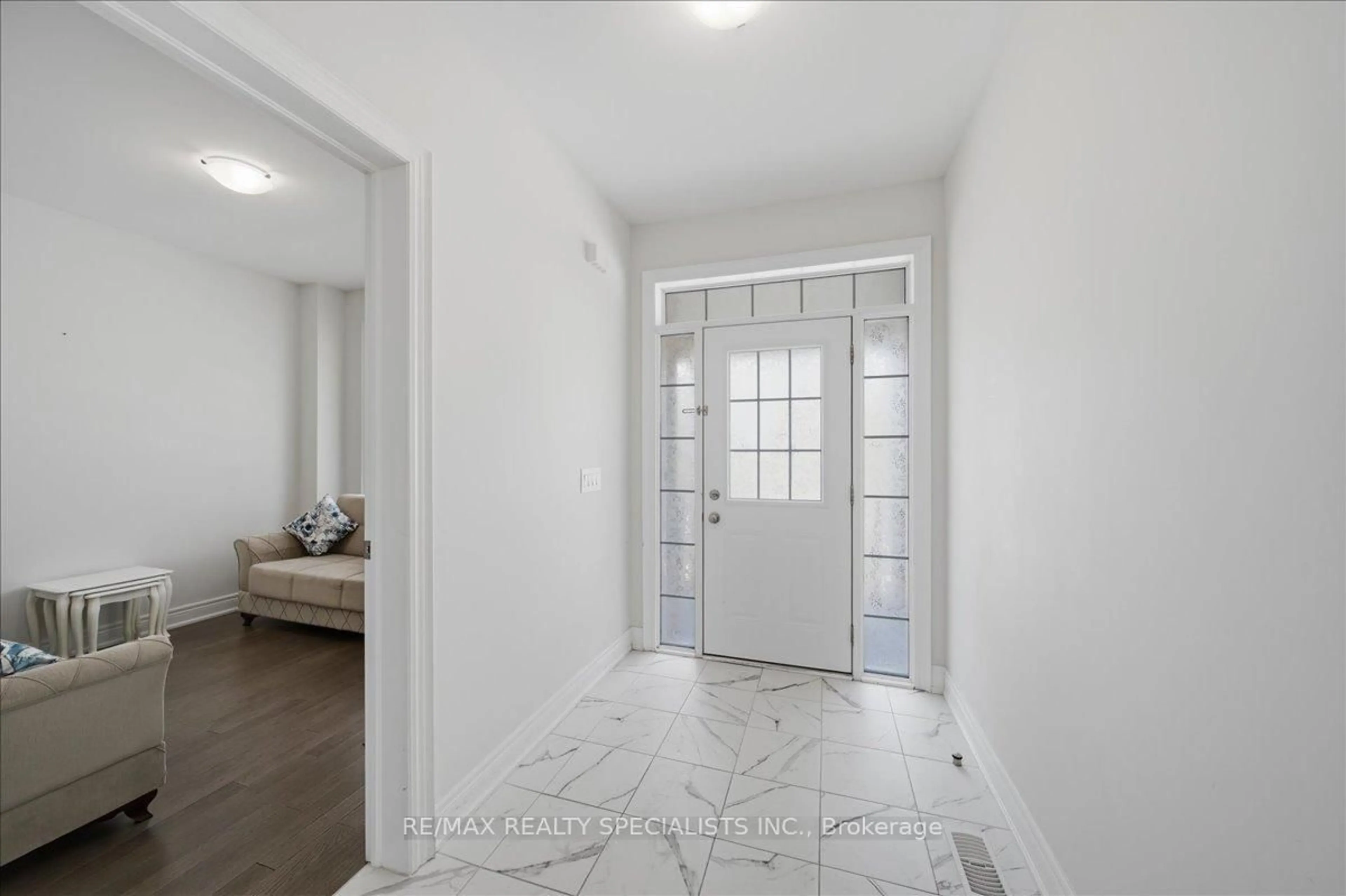Indoor entryway for 1033 Langford Blvd, Bradford West Gwillimbury Ontario L3Z 4K9