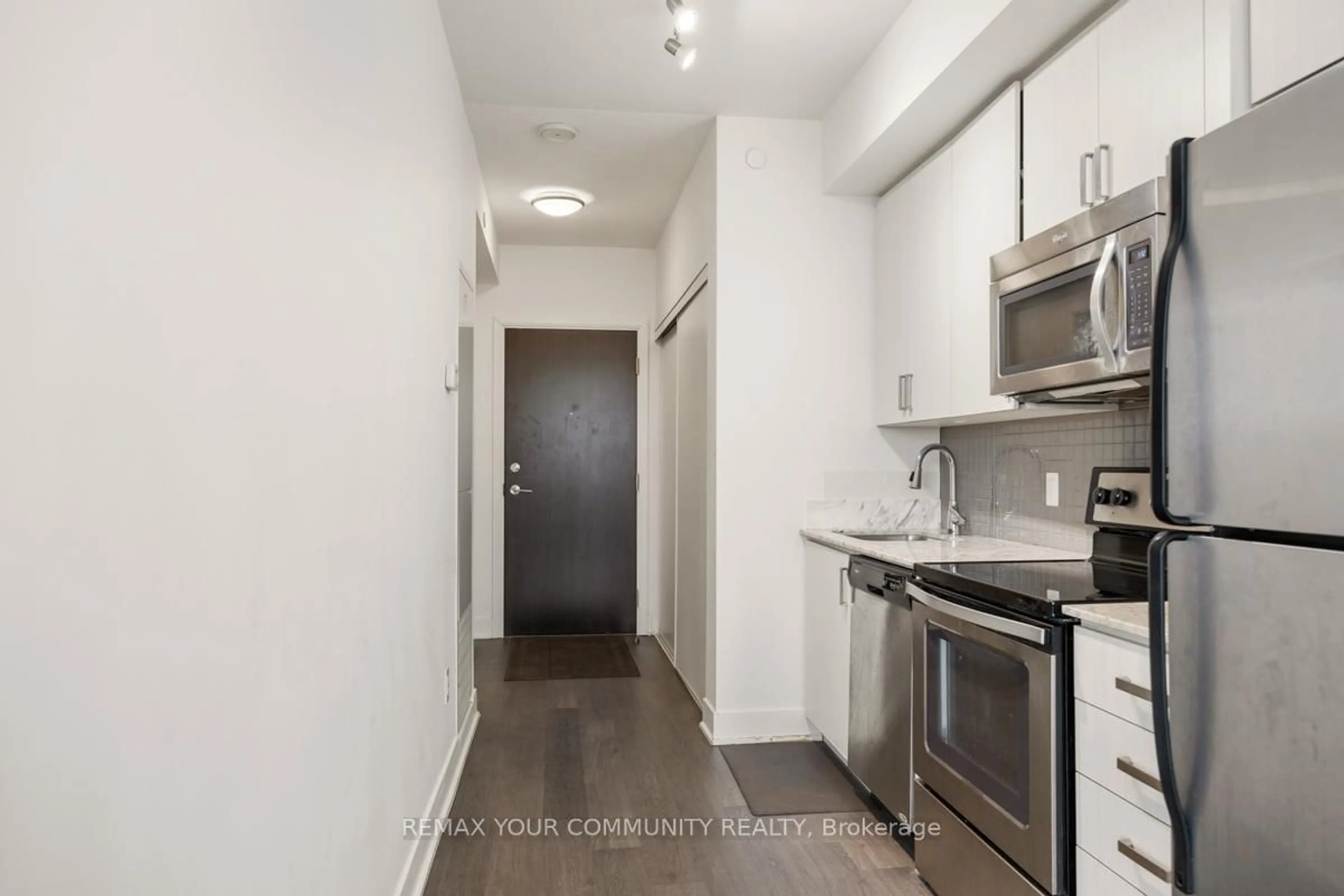 Standard kitchen, unknown for 7608 Yonge St #518, Vaughan Ontario L4J 1V9